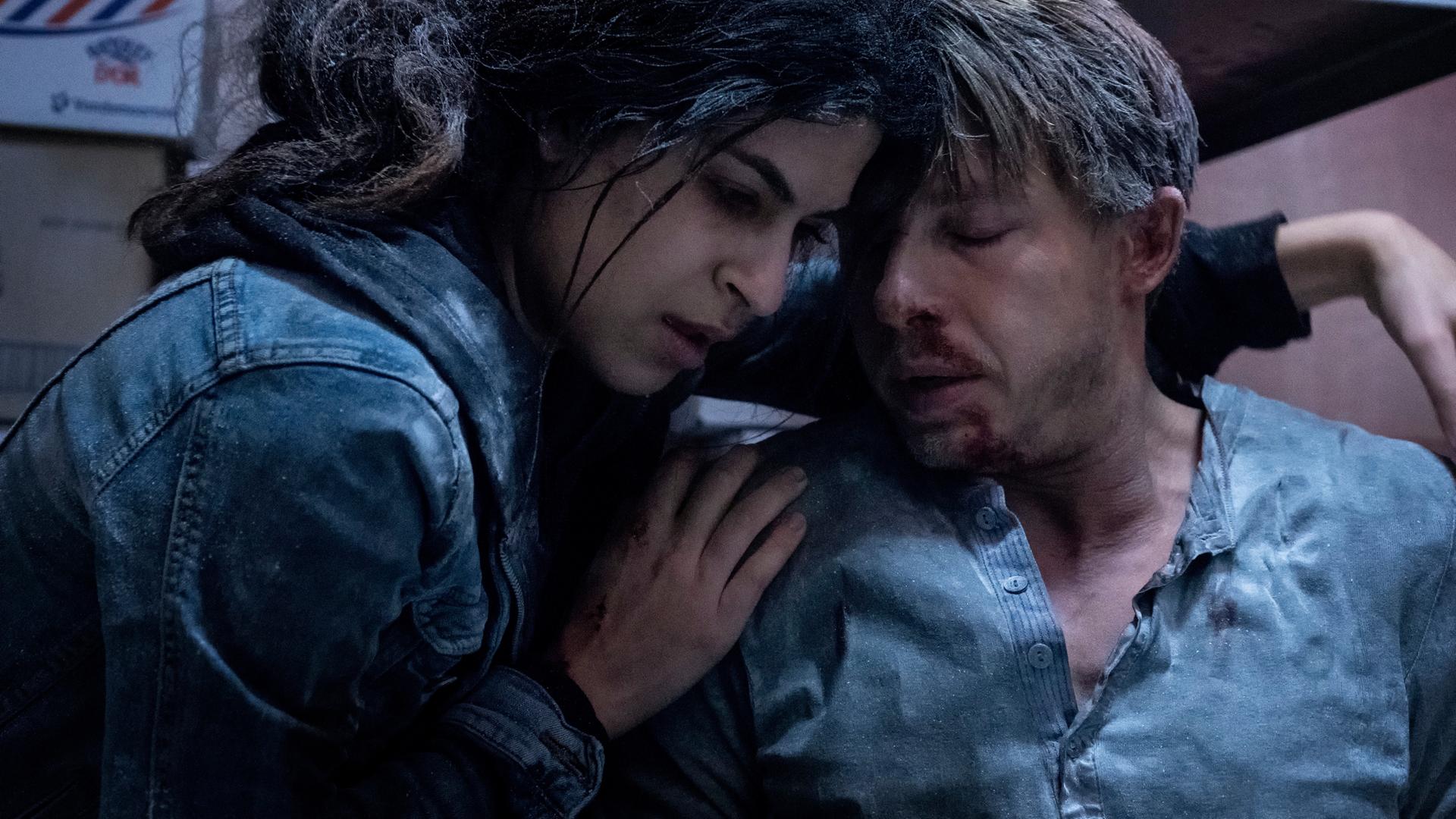 June (Yasmin Mahmoud) kümmert sich um Philip (Johannes Lassen), der von den Entführern gefoltert wurde.