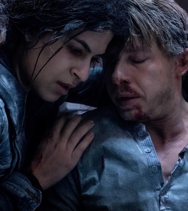 June (Yasmin Mahmoud) kümmert sich um Philip (Johannes Lassen), der von den Entführern gefoltert wurde.