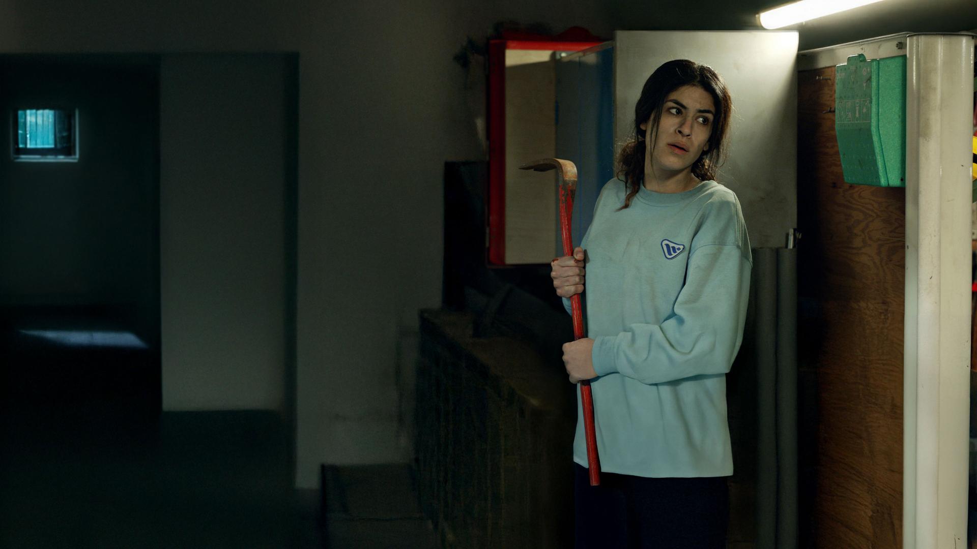 June (Jasmin Mahmoud) nimmt mit einer Brechstange den Kampf gegen die bewaffneten Entführer auf.