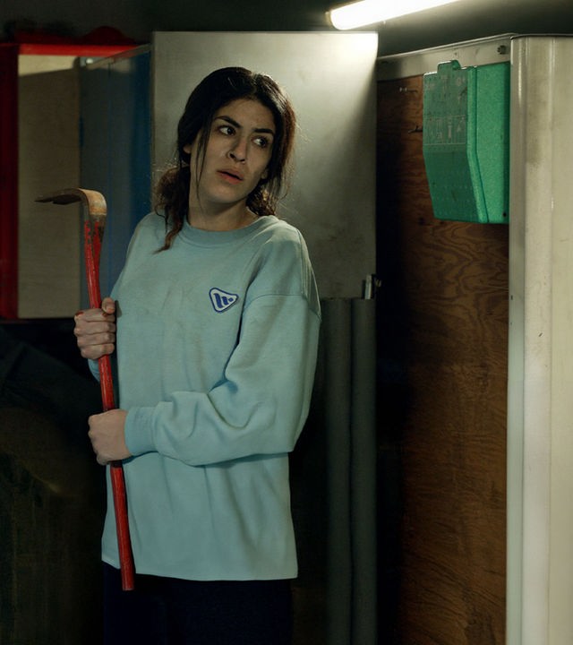 June (Jasmin Mahmoud) nimmt mit einer Brechstange den Kampf gegen die bewaffneten Entführer auf.