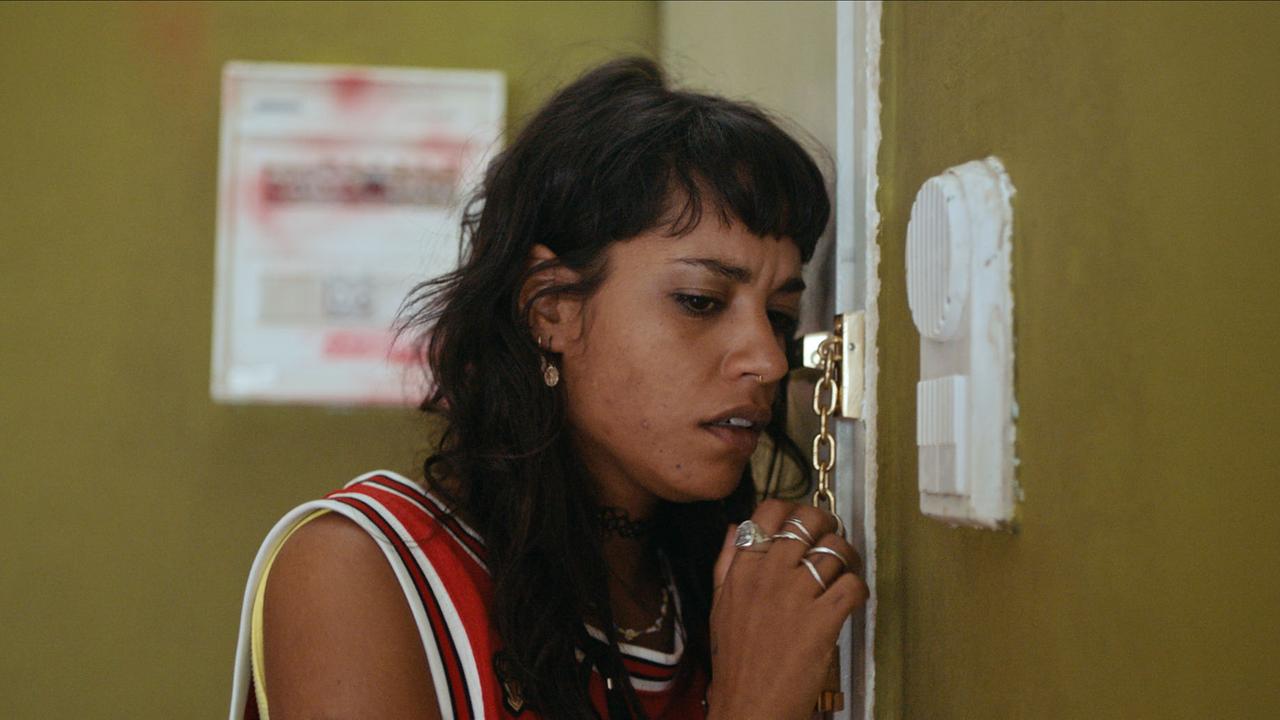 Jo (Salka Weber) steht an der Tür in einer Wohnung. | Comedy-Serie "Deadlines"