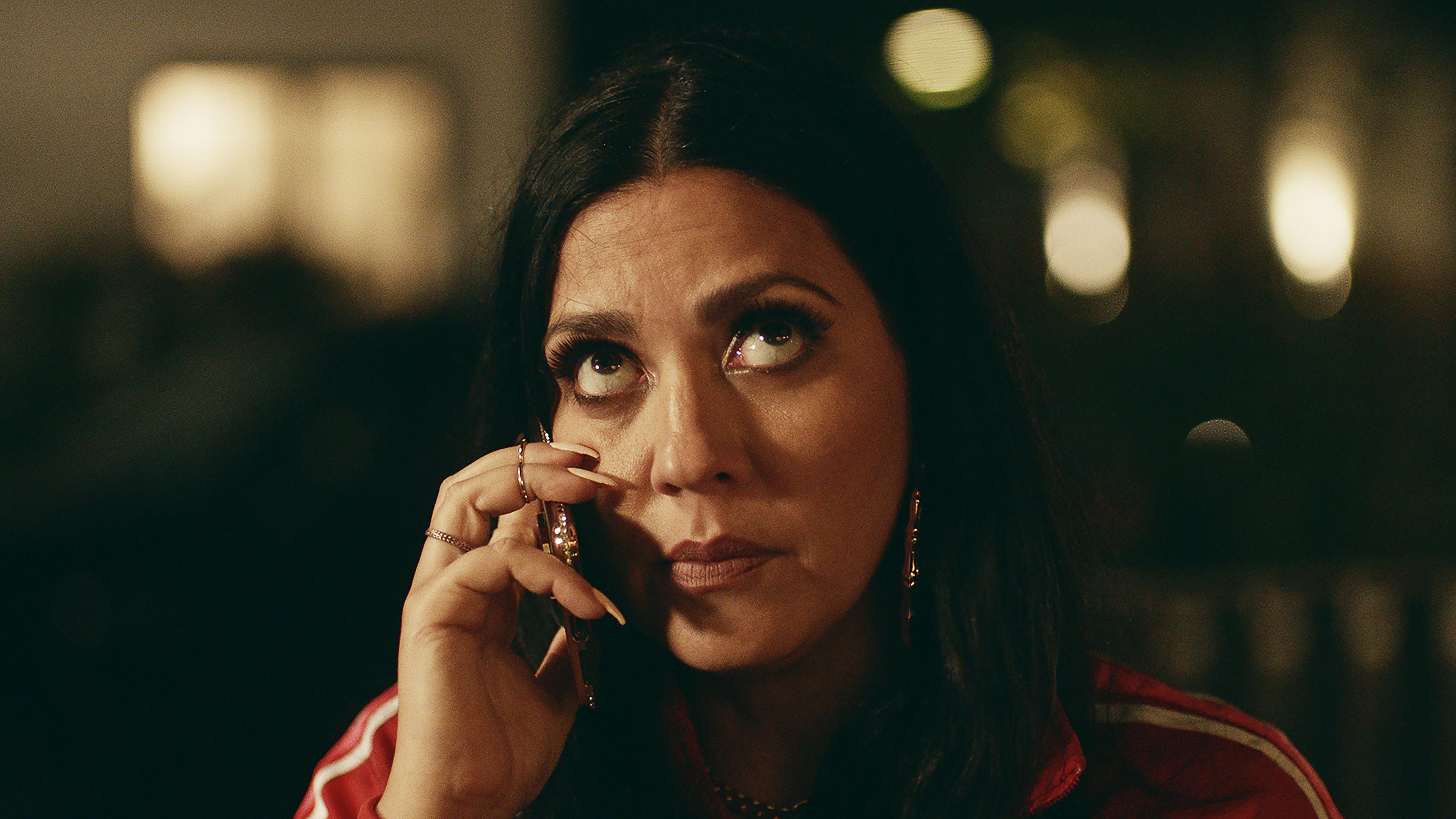 Elif (Jasmin Shakeri) telefoniert. | Comedy-Serie "Deadlines"