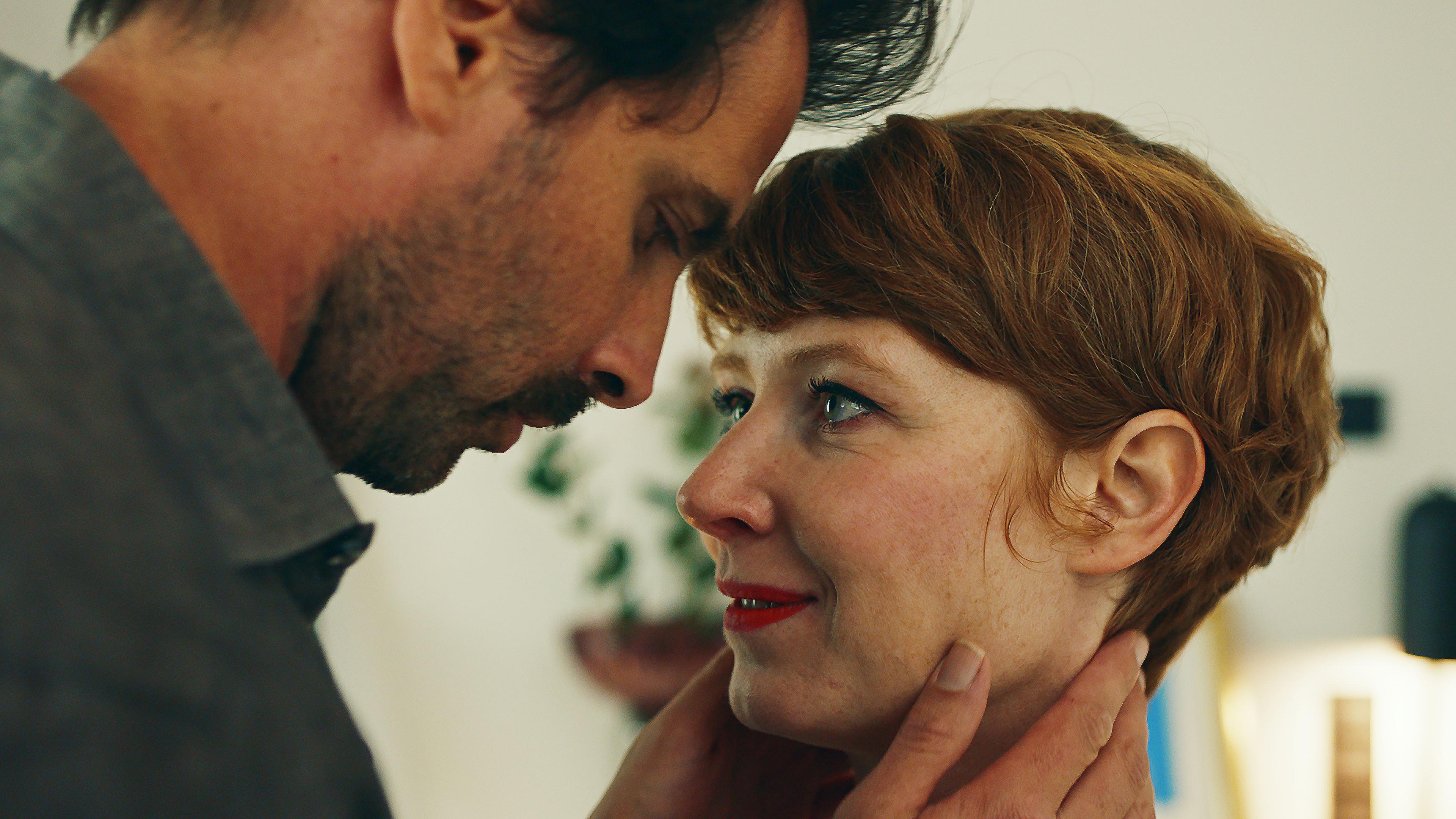 Lena (Sarah Bauerett) will Guillermo (Marcel Mohab) küssen. | Comedy-Serie "Deadlines"