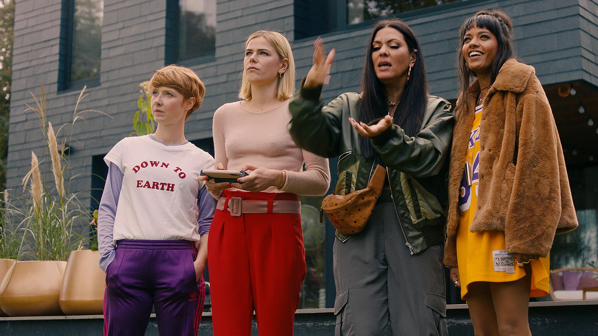 Lena (Sarah Bauerett, l.), Jo (Salka Weber, r.) Elif (Jasmin Shakeri, 2.v.r.) und Franzi (Llewellyn Reichman, 2.v.l.) erkunden Goldstein mit einer Drohne. | Comedy-Serie "Deadlines"