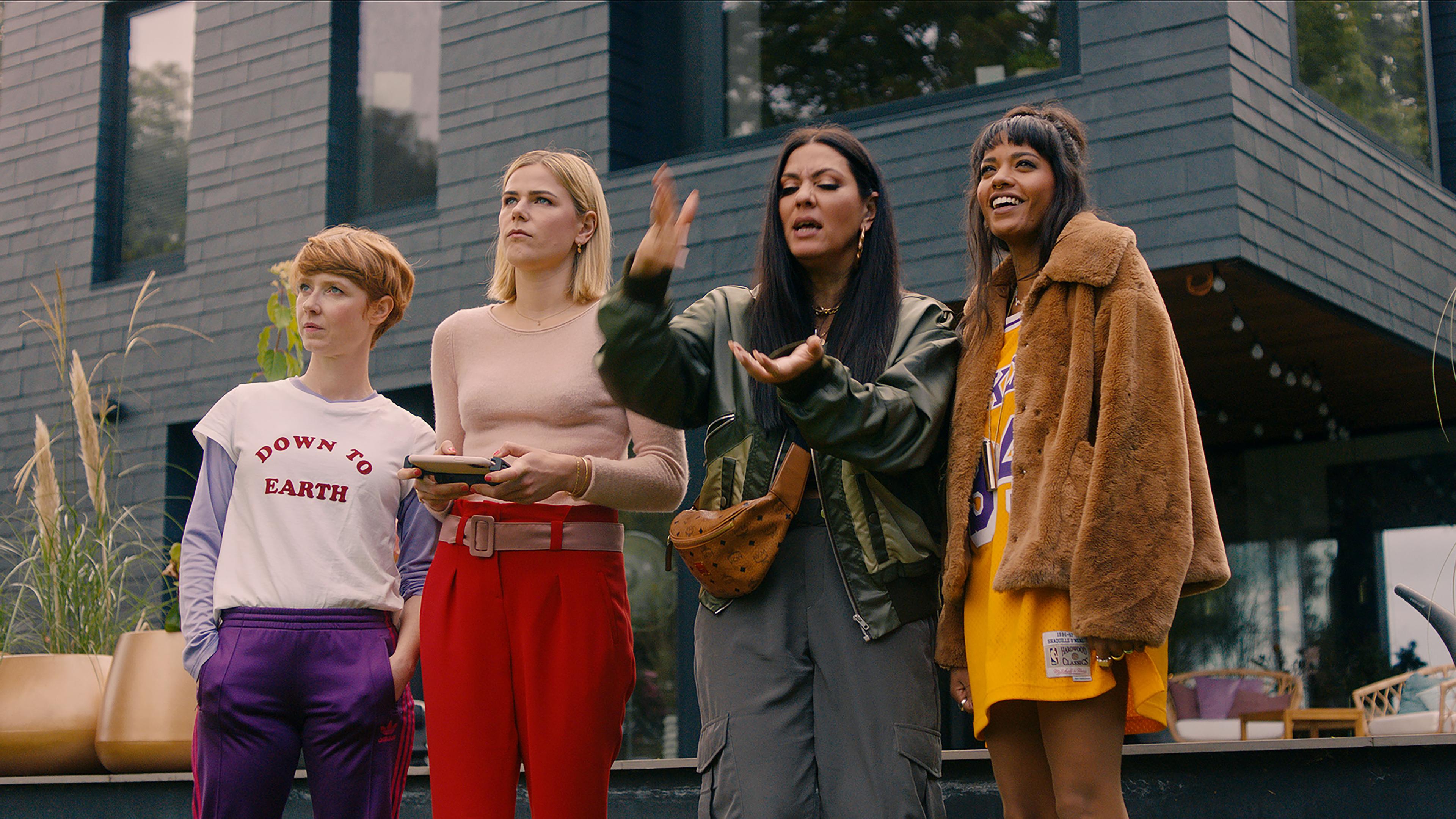 Lena (Sarah Bauerett, l.), Jo (Salka Weber, r.) Elif (Jasmin Shakeri, 2.v.r.) und Franzi (Llewellyn Reichman, 2.v.l.) erkunden Goldstein mit einer Drohne. | Comedy-Serie "Deadlines"