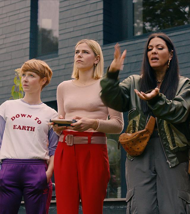 Lena (Sarah Bauerett, l.), Jo (Salka Weber, r.) Elif (Jasmin Shakeri, 2.v.r.) und Franzi (Llewellyn Reichman, 2.v.l.) erkunden Goldstein mit einer Drohne. | Comedy-Serie "Deadlines"