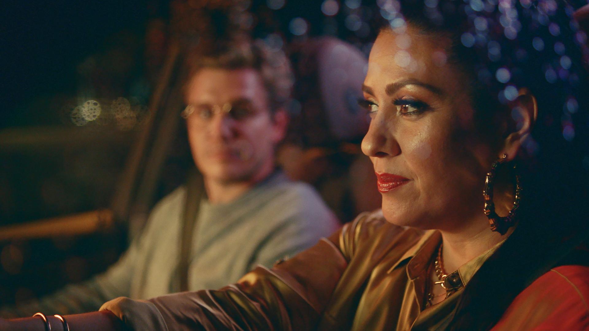 Elif (Jasmin Shakeri) fährt mit Hannes (Max Bretschneider) im Auto. | Comedy-Serie "Deadlines"