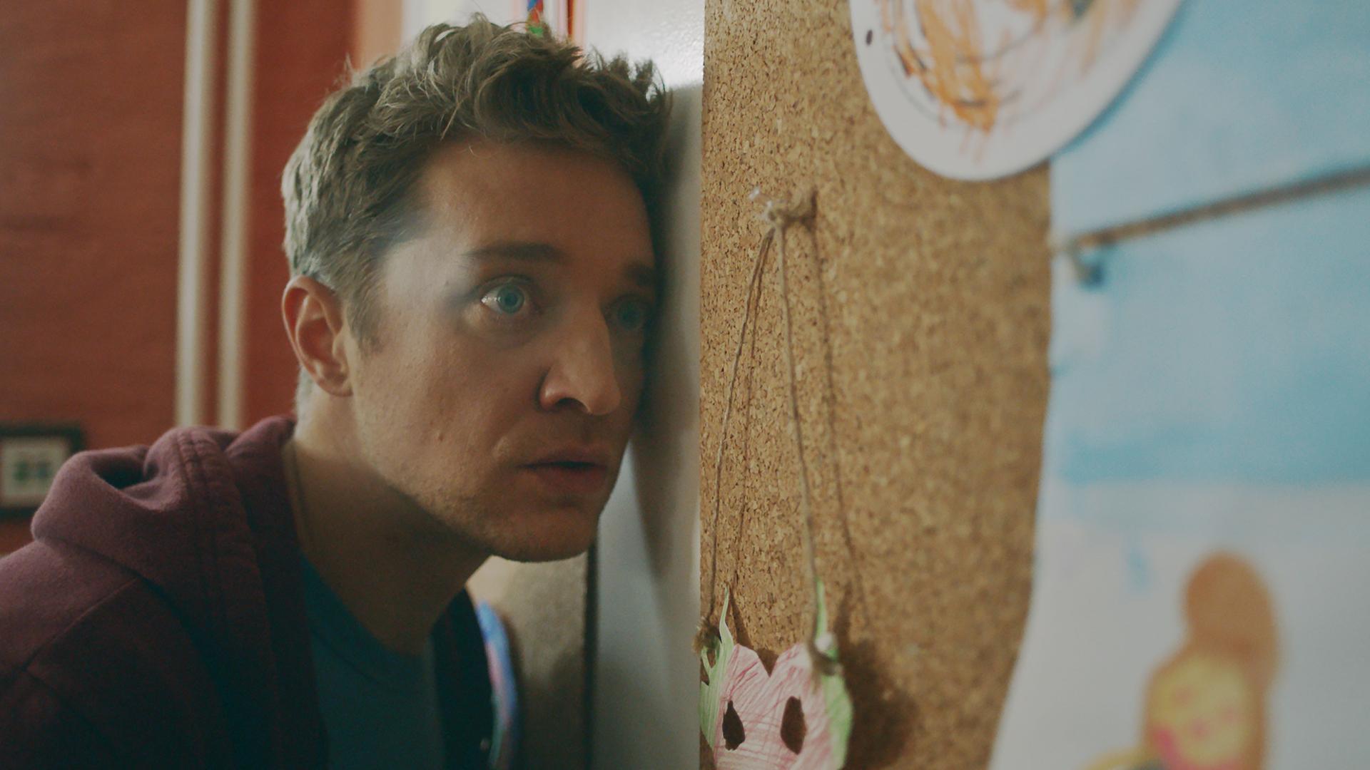 Marek (Markus "Maeckes" Winter) lauscht heimlich an der Tür. | Comedy-Serie "Deadlines"