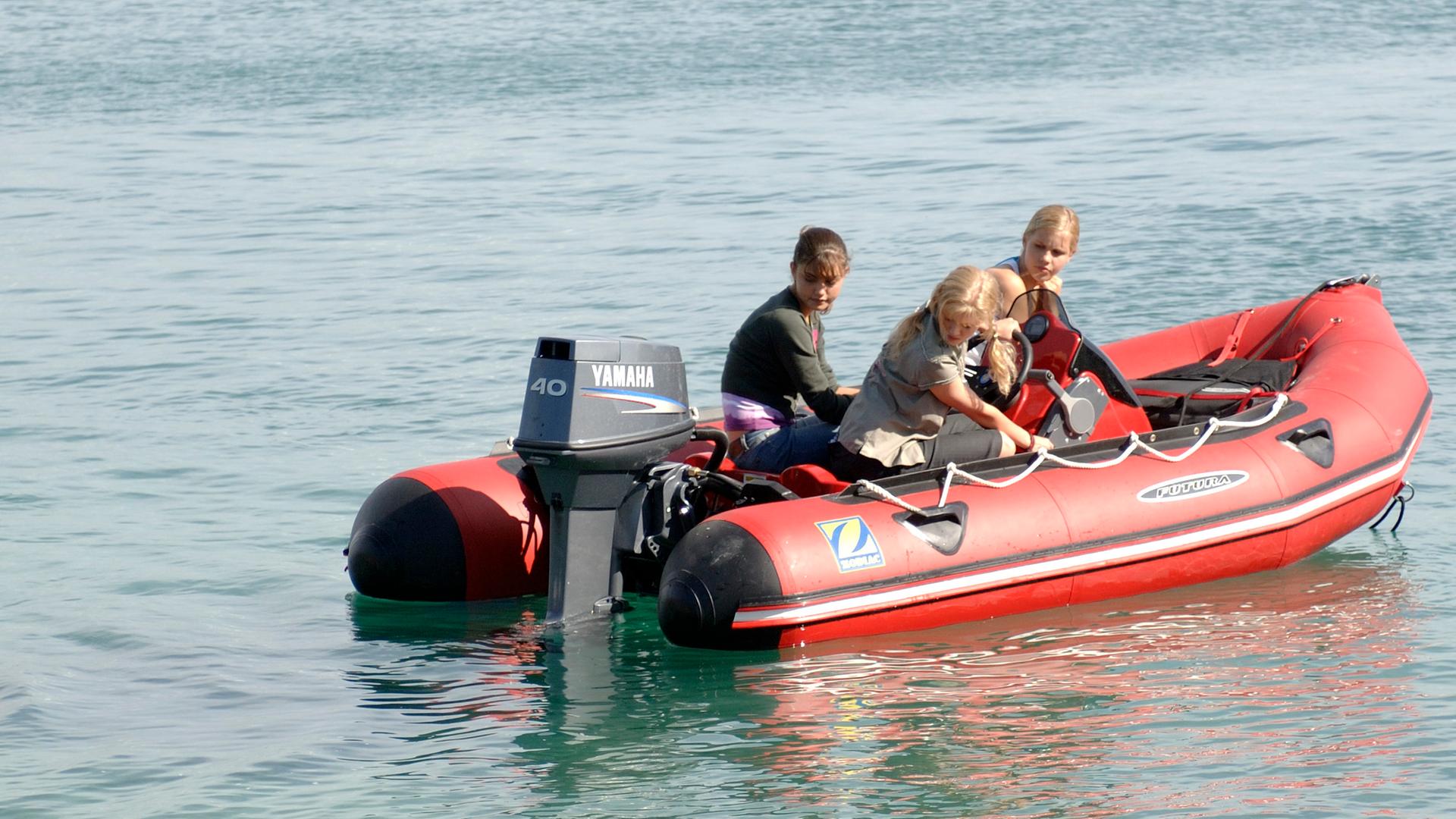 Die drei Freundinnen Emma, Cleo und Rikki haben eine Panne mit ihrem Schlauchboot.
