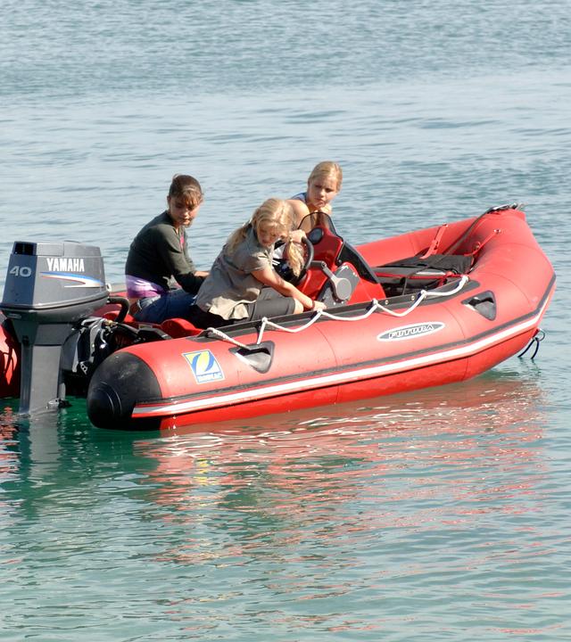 Die drei Freundinnen Emma, Cleo und Rikki haben eine Panne mit ihrem Schlauchboot.