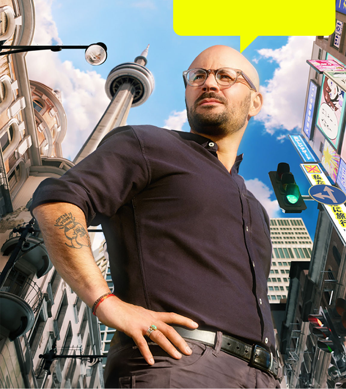 Froschperspektive: Carlton McCoy steht in einer Straße umgeben von Hochhäusern.