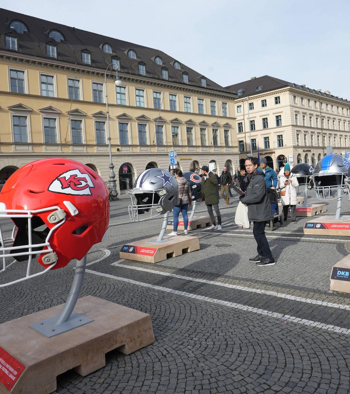 Werbeaktion der NFL mit überdimensionalen Football-Helmen auf dem Münchner Odeonsplatz vor dem Munich Game
