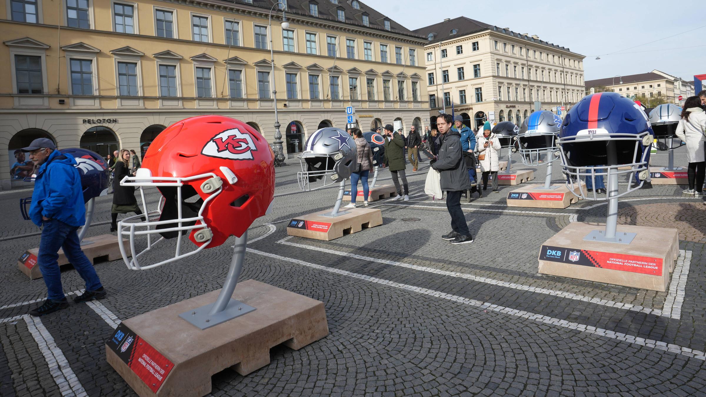 Werbeaktion der NFL mit überdimensionalen Football-Helmen auf dem Münchner Odeonsplatz vor dem Munich Game