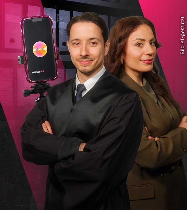 Ein Mann und eine Frau in formeller Kleidung, neben ihnen ein Smartphone, auf dem "WISO-KI" steht.