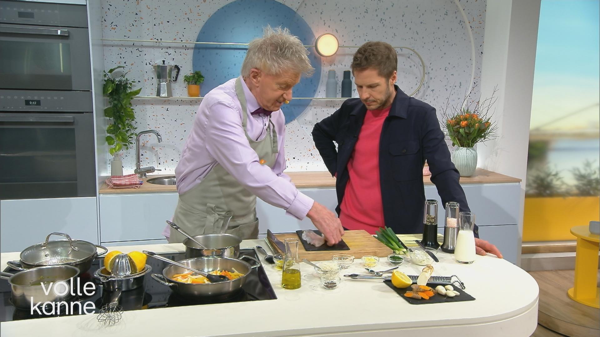 Armin Roßmeier bereitet im "Volle Kanne"-Studio ein Fischgericht vor.