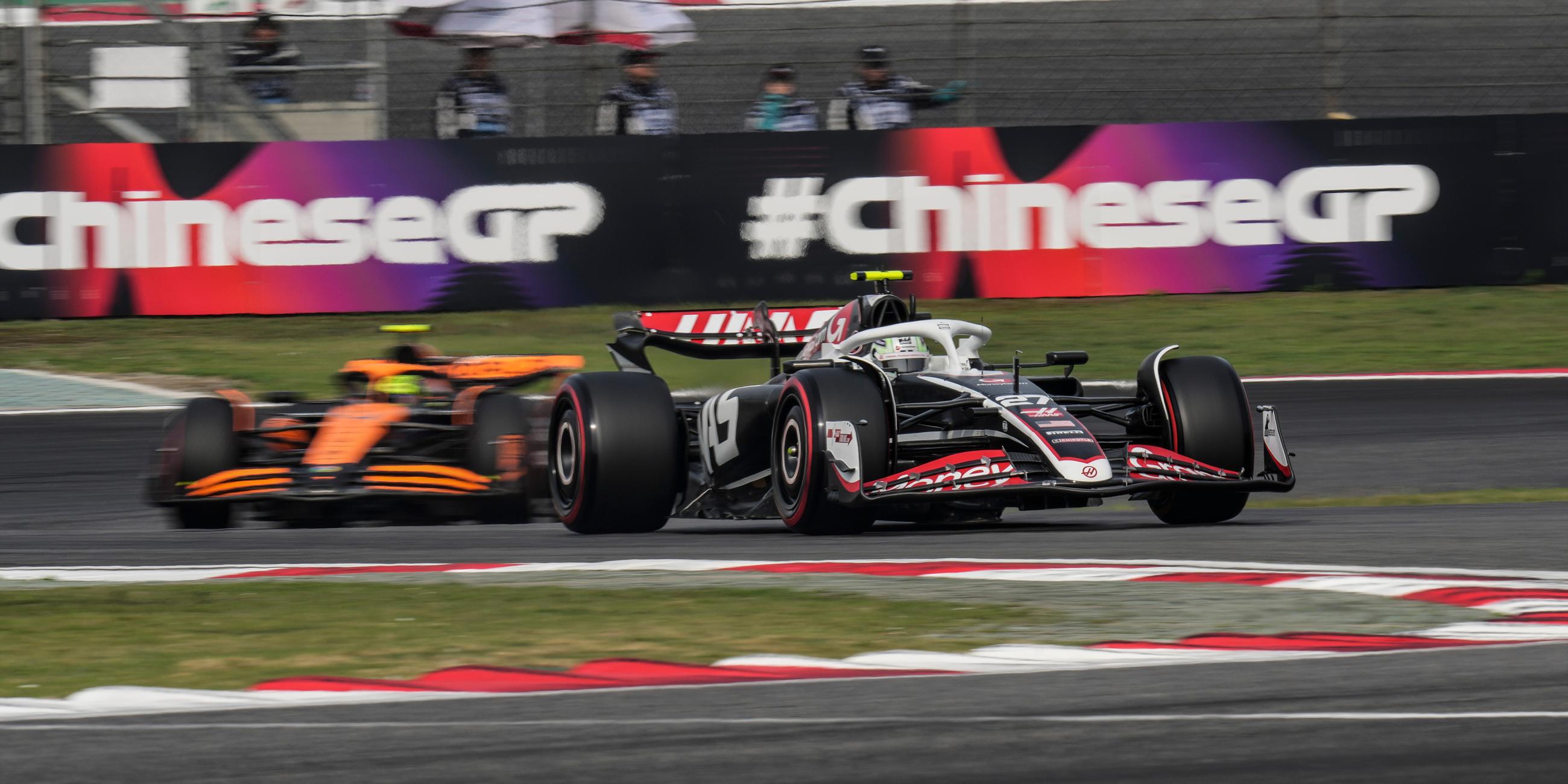 Zwei Formel 1-Autos auf der Strecke beim Großen Preis von China.