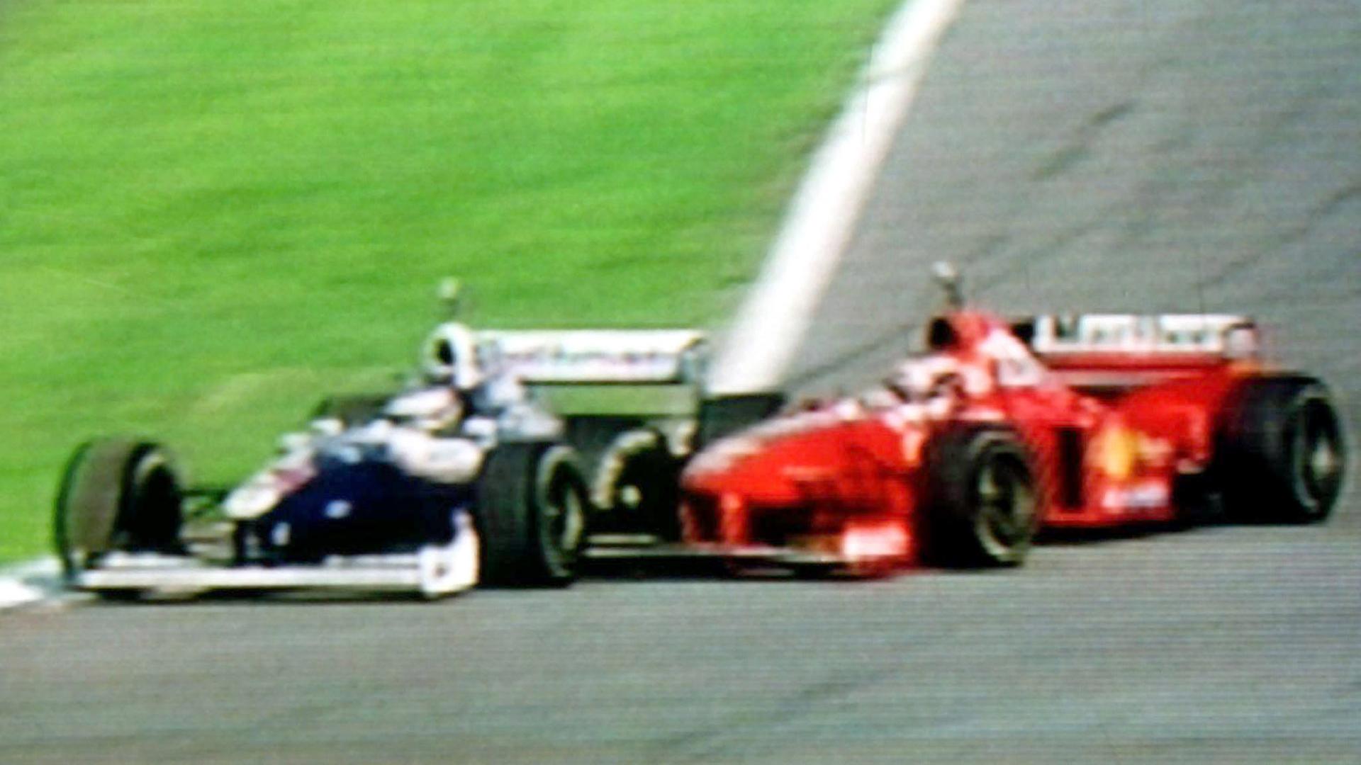 Formel 1: Kollision zwischen Michael Schumacher (r.) und Jaques Villeneuve im Jahr 1997