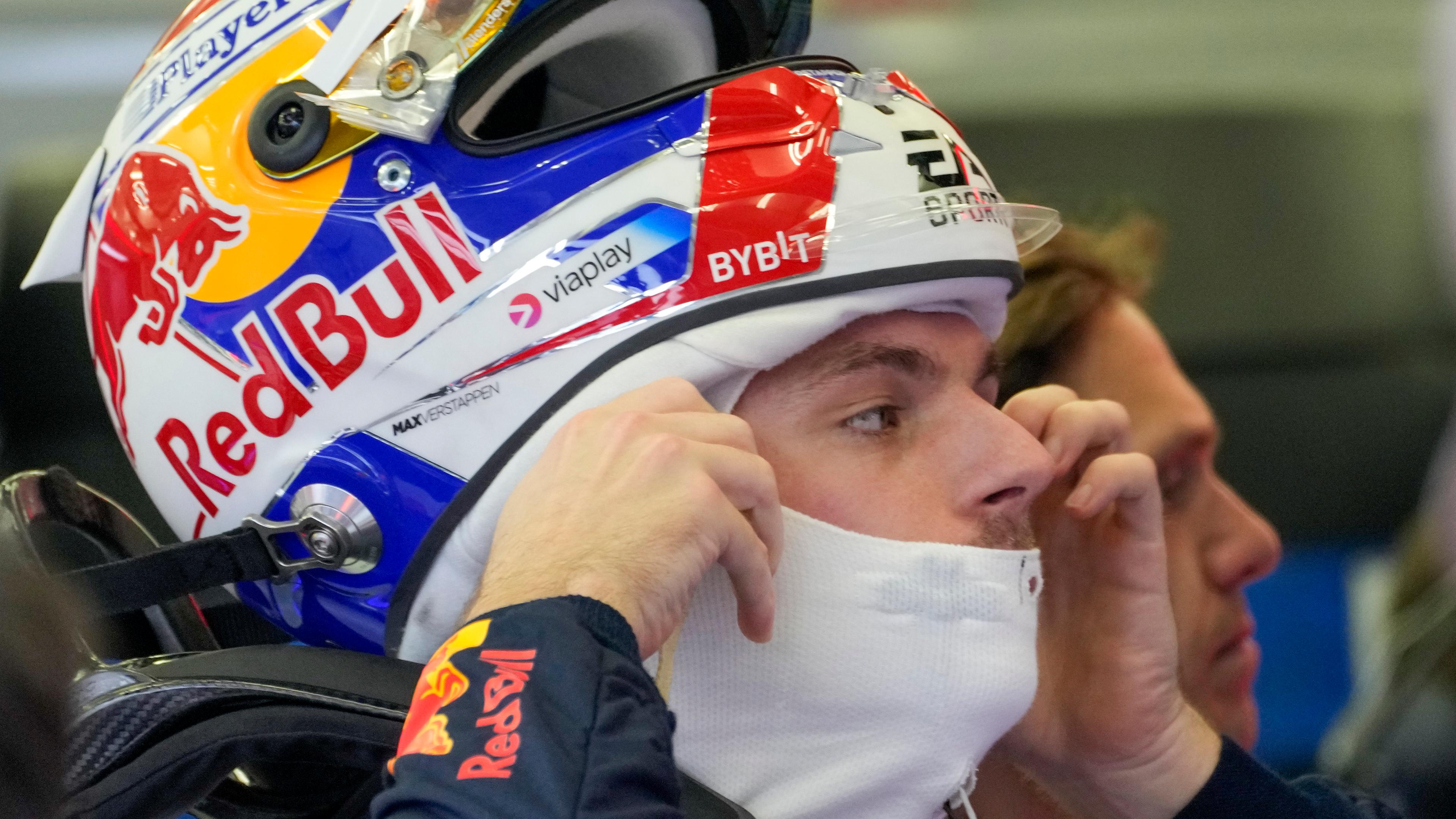 Formel-1-Rennfahrer Max Verstappen setzt vor einer Testfahrt in Bahrain seinen Helm auf.