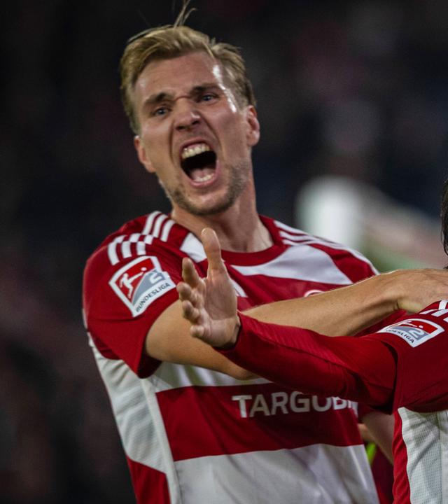 Ao Tanaka und Vincent Vermeij jubeln über das Tor für Fortuna Düsseldorf.
