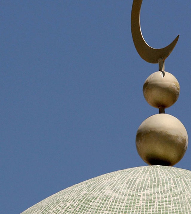 Halbmond auf der Kuppel einer Moschee