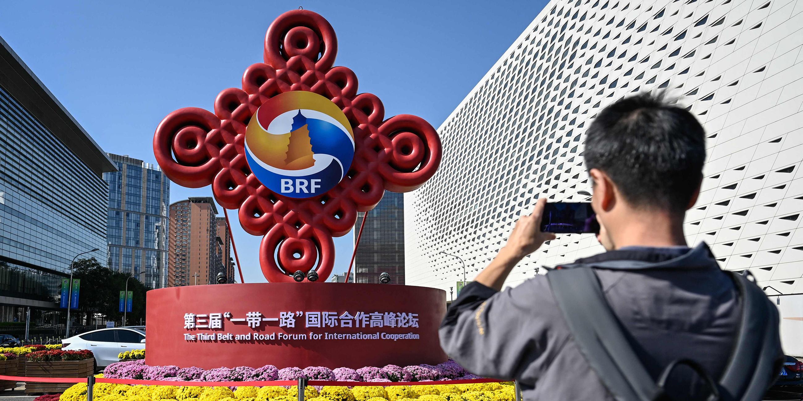 Ein Besucher fotografiert eine Installation des Belt and Road Forums in Peking