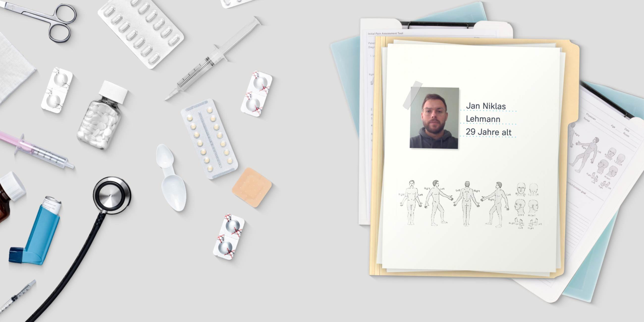 Das Bild zeigt den Schreibtisch eines Arztes oder einer Ärztin. Zu sehen sind etwa Tablettenverpackungen, zwei Spritzen und ein Asthma-Spray, aber auch eine Patienten-Akte.