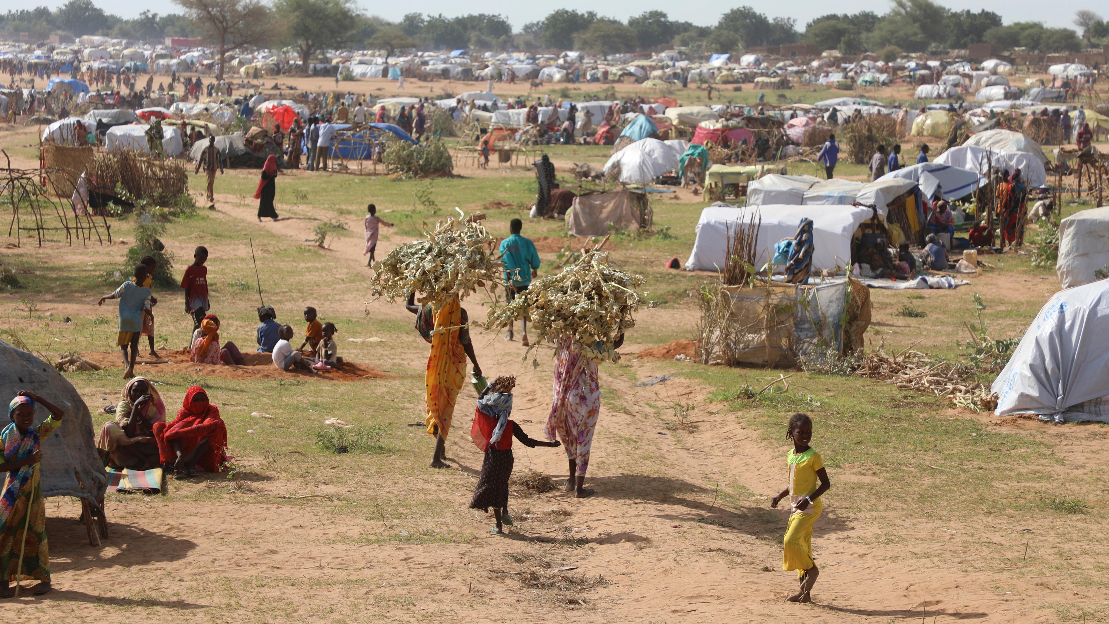 Geflüchtete Menschen aus dem Sudan in einem Flüchtlingslager im Tschad 