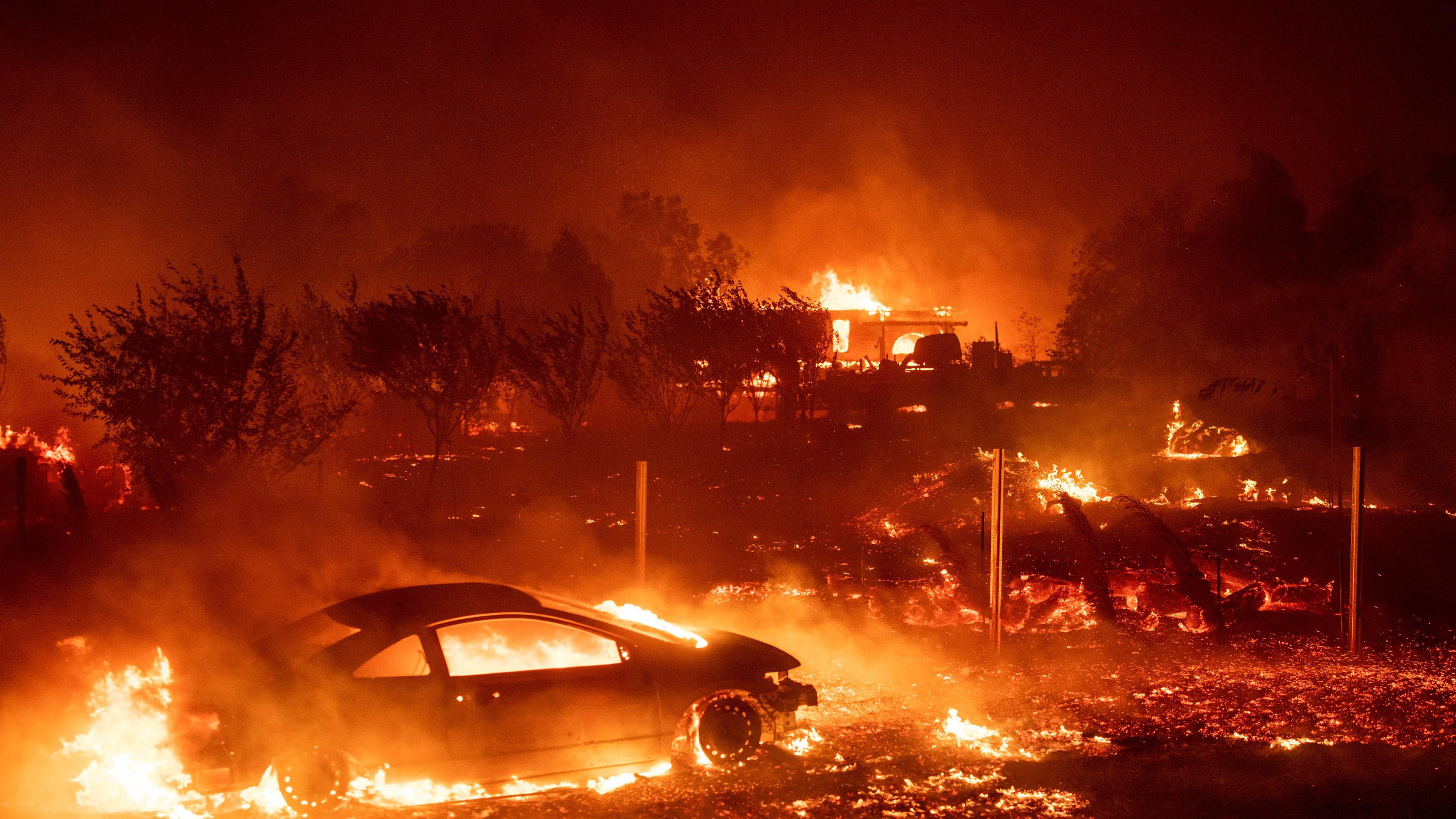 Brände in Paradise: Fahrzeuge und Häuser stehen in Flammen