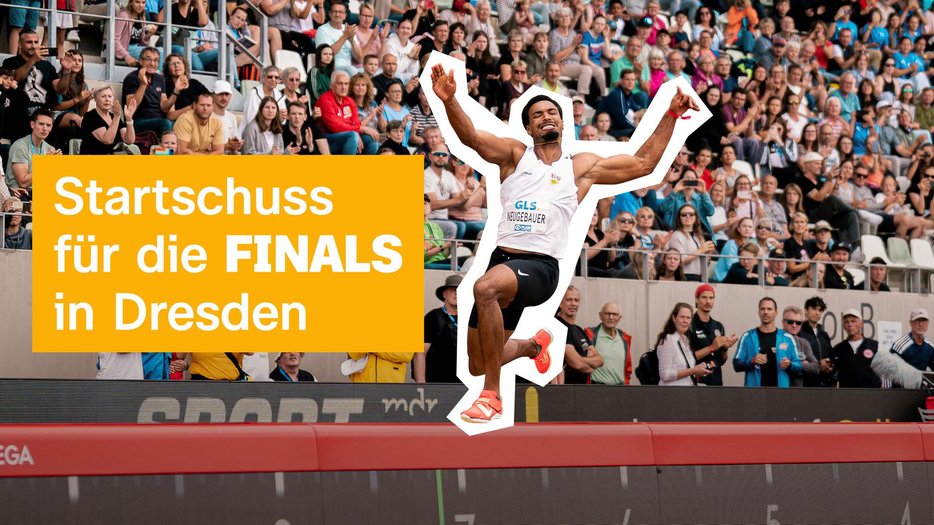 Auf dem Foto sieht man einen Leichtathleten im Moment des Sprungs beim Weitsprung, jubelnd vor einem vollen Stadion. Im Vordergrund kündigt ein gelbes Banner den Startschuss für die FINALS in Dresden an, ein großes Sportevent mit vielen Wettkämpfen.