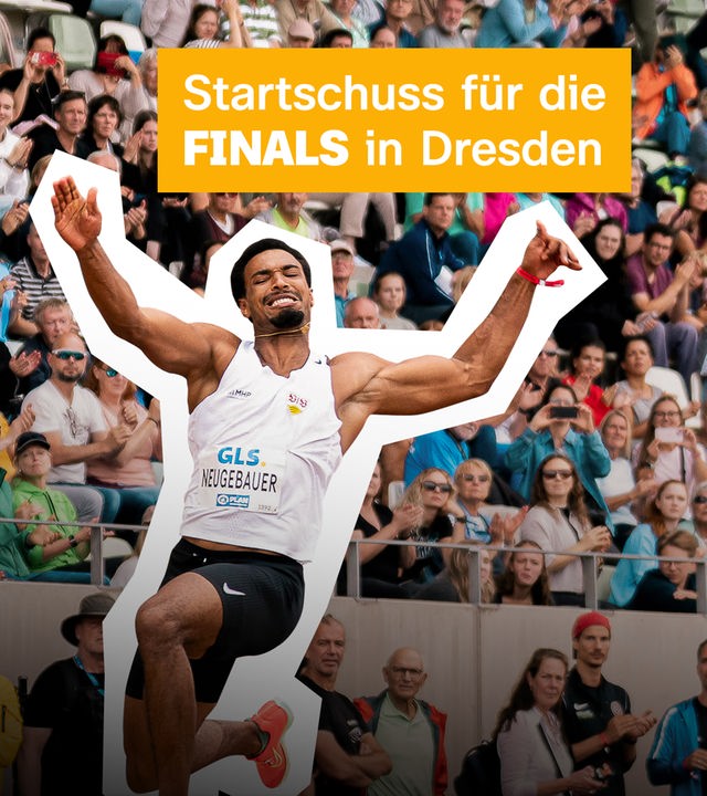 Auf dem Foto sieht man einen Leichtathleten im Moment des Sprungs beim Weitsprung, jubelnd vor einem vollen Stadion. Im Vordergrund kündigt ein gelbes Banner den Startschuss für die FINALS in Dresden an, ein großes Sportevent mit vielen Wettkämpfen.