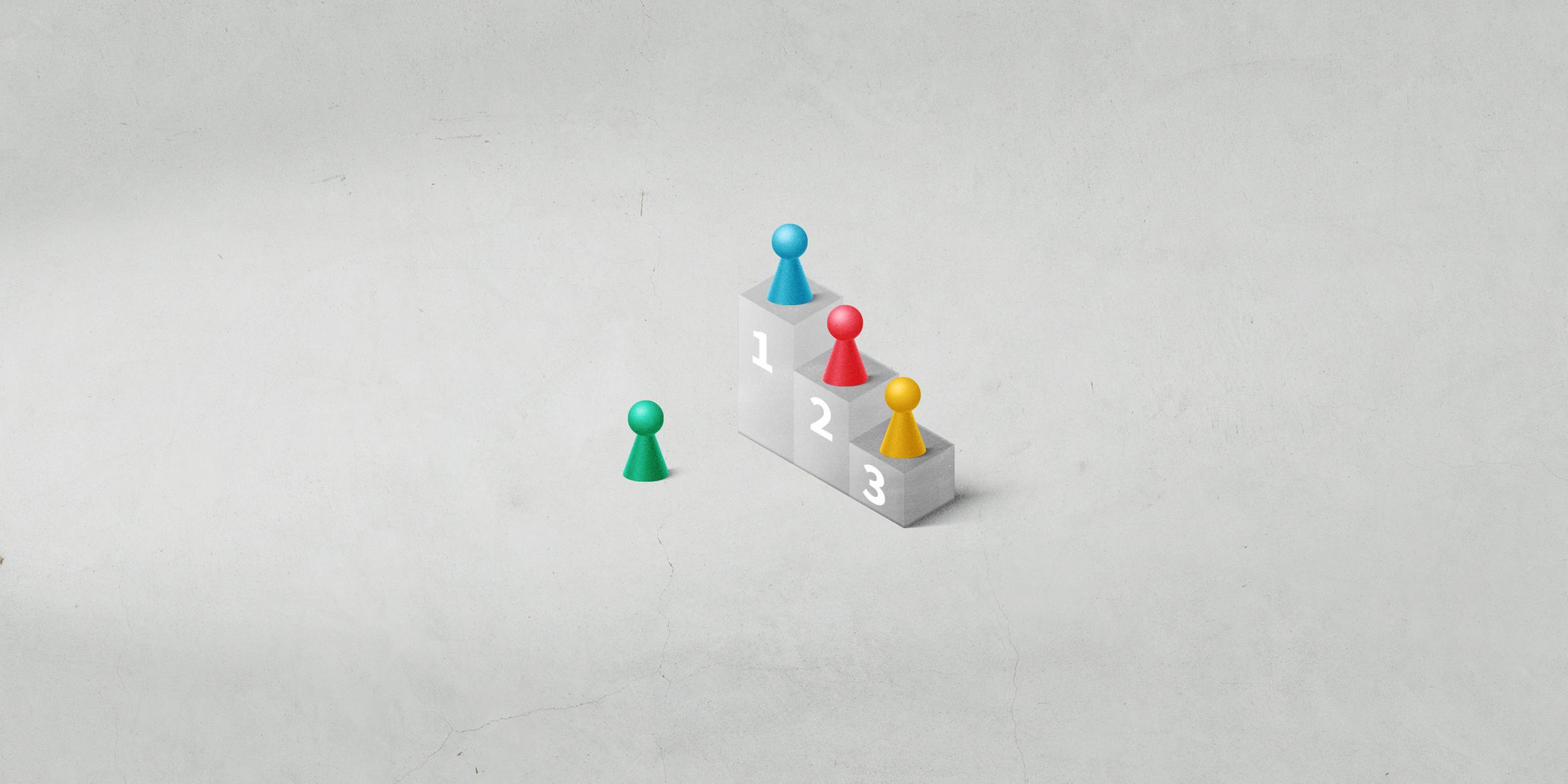 "Mensch ärgere Dich nicht"-Figuren stehen auf einem Treppchen: Blau hat vor Rot, Gelb und Grün gewonnen.