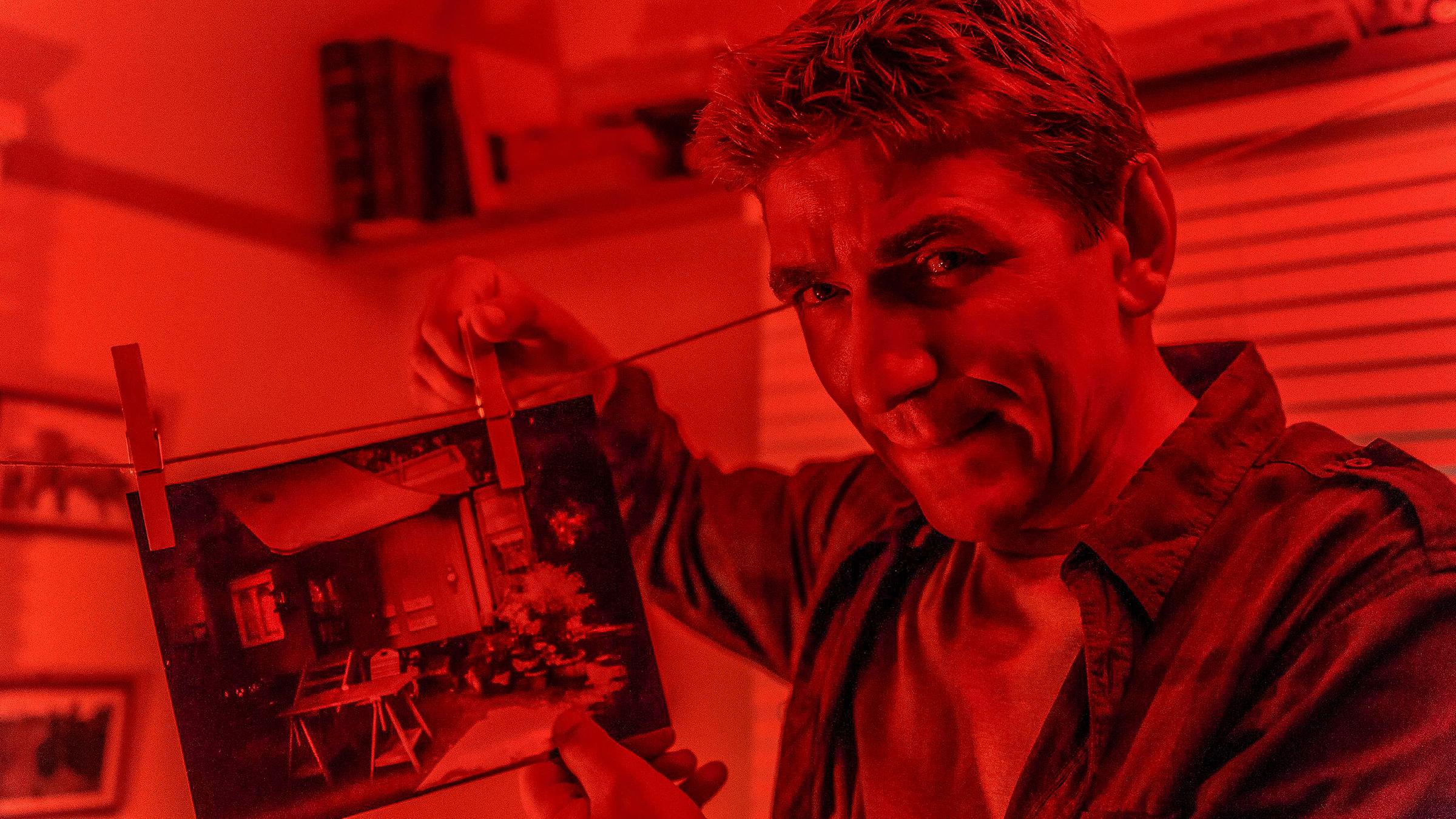 Fritz Fuchs entwickelt ein Foto in einer Dunkelkammer.