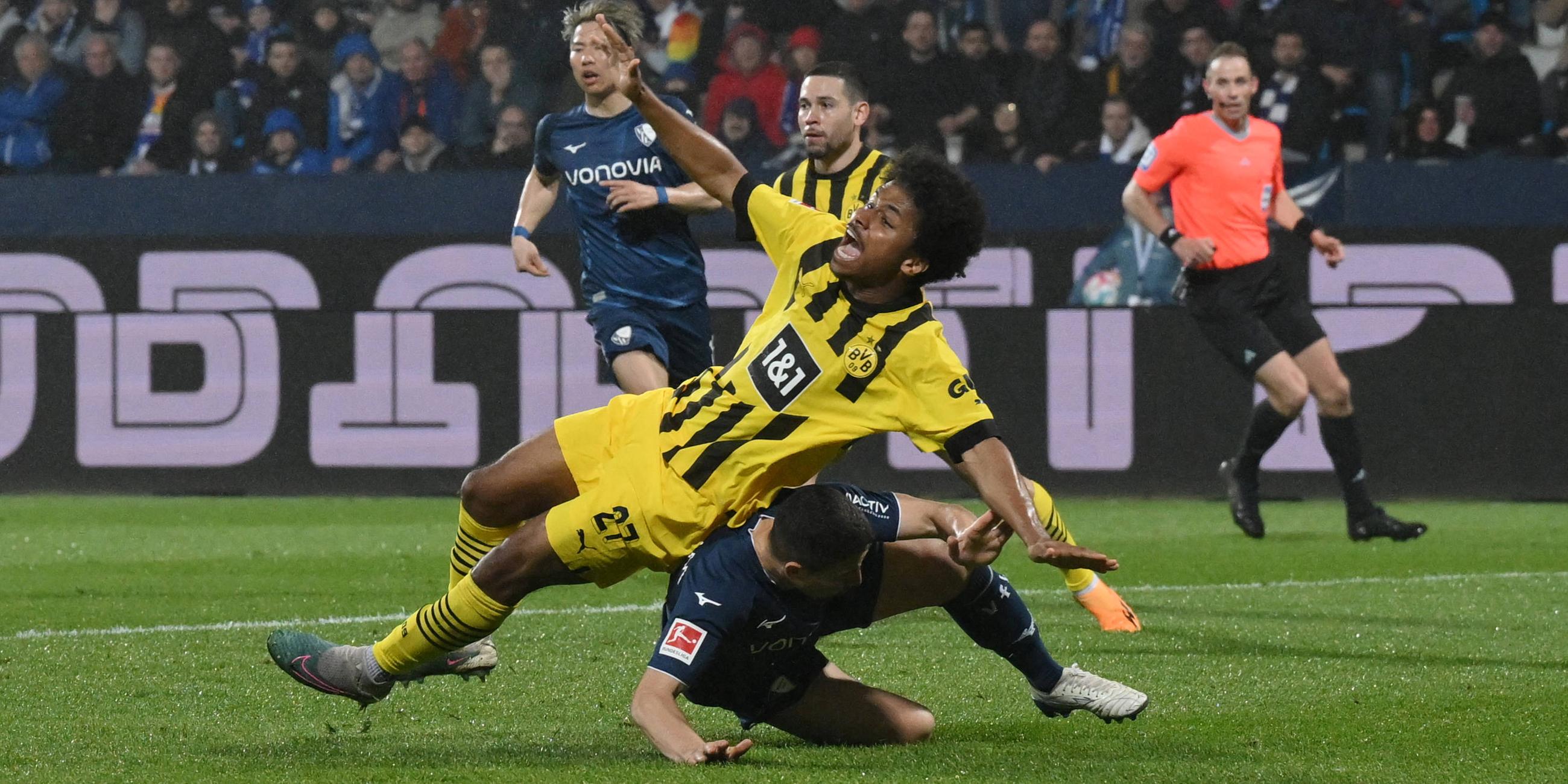 28.04.2023,  Saison 2022 2023, 1. Bundesliga, 30. Spieltag, VfL Bochum - Borussia Dortmund, Karim Adeyemi foult Danilo Soares