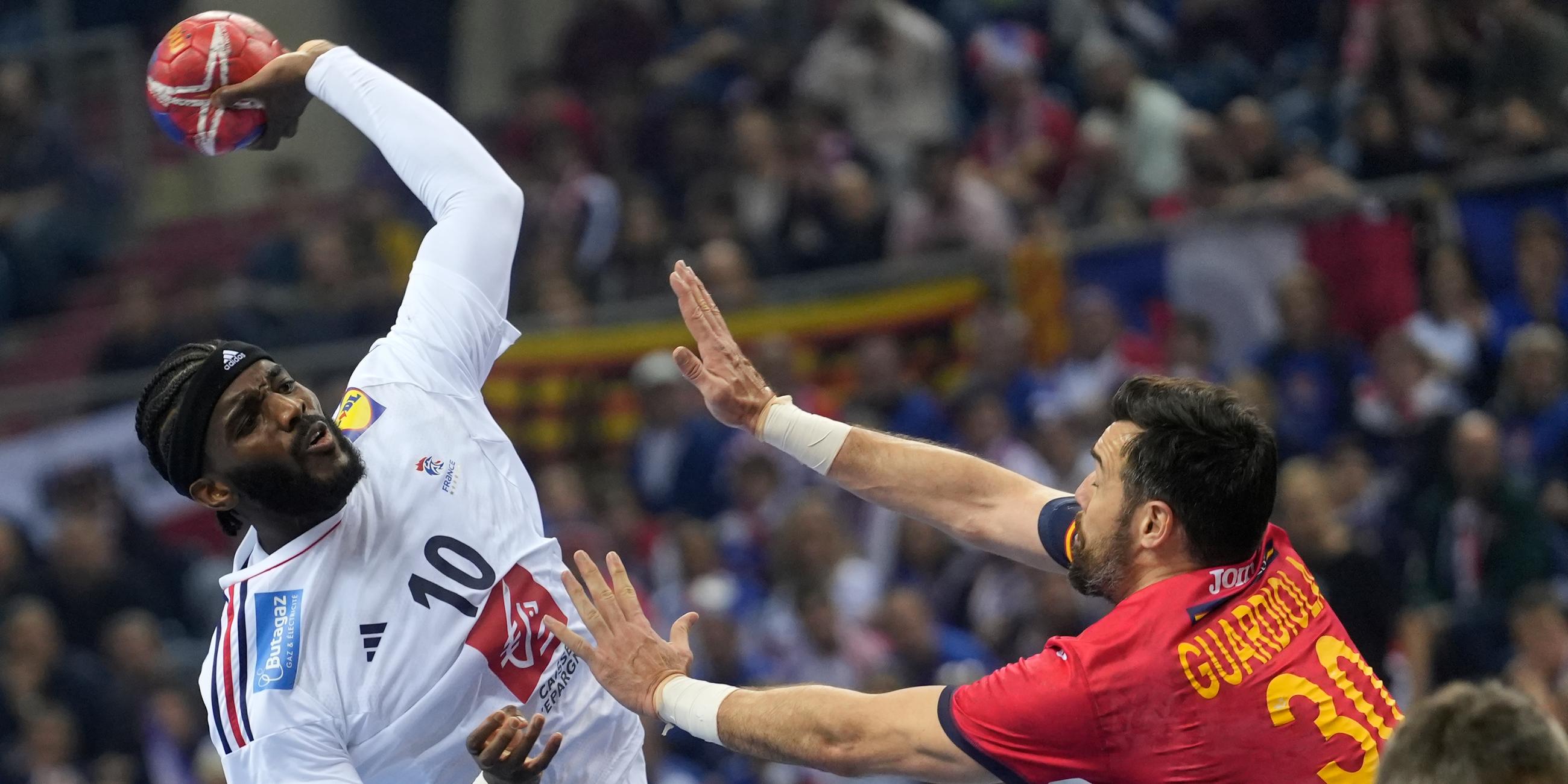 Handball-Weltmeisterschaft, Frankreich - Spanien: Frankreichs Dika Mem (l.) beim Sprungwurf. Rechts der Spanier Gedeon Guardiola.