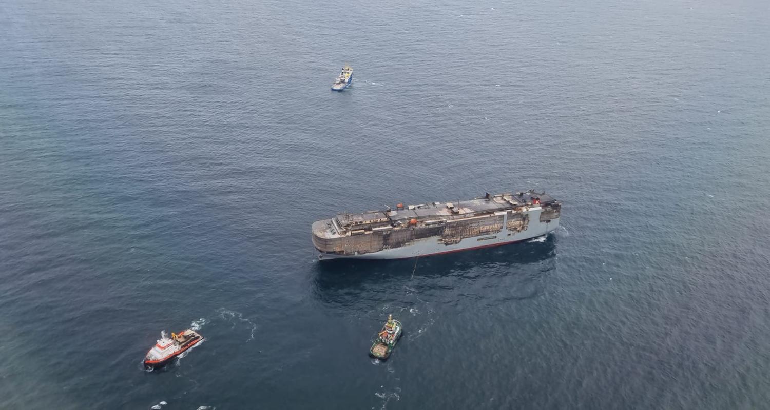 Frachter "Fremantle Highway" am neuen Ankerplatz