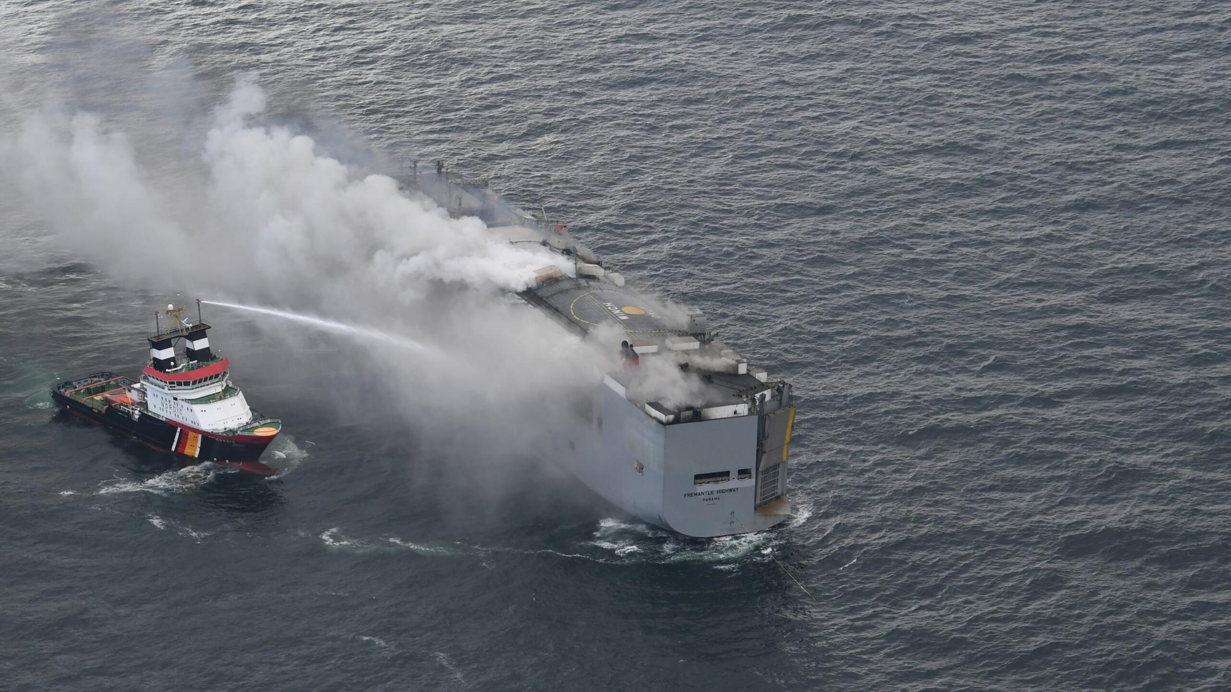 Niederlande, Ameland: Ein Foto, das von einem Flugzeug der niederländischen Küstenwache aufgenommen wurde, zeigt den brennenden Frachter «Fremantle Highway» in der Nordsee. 