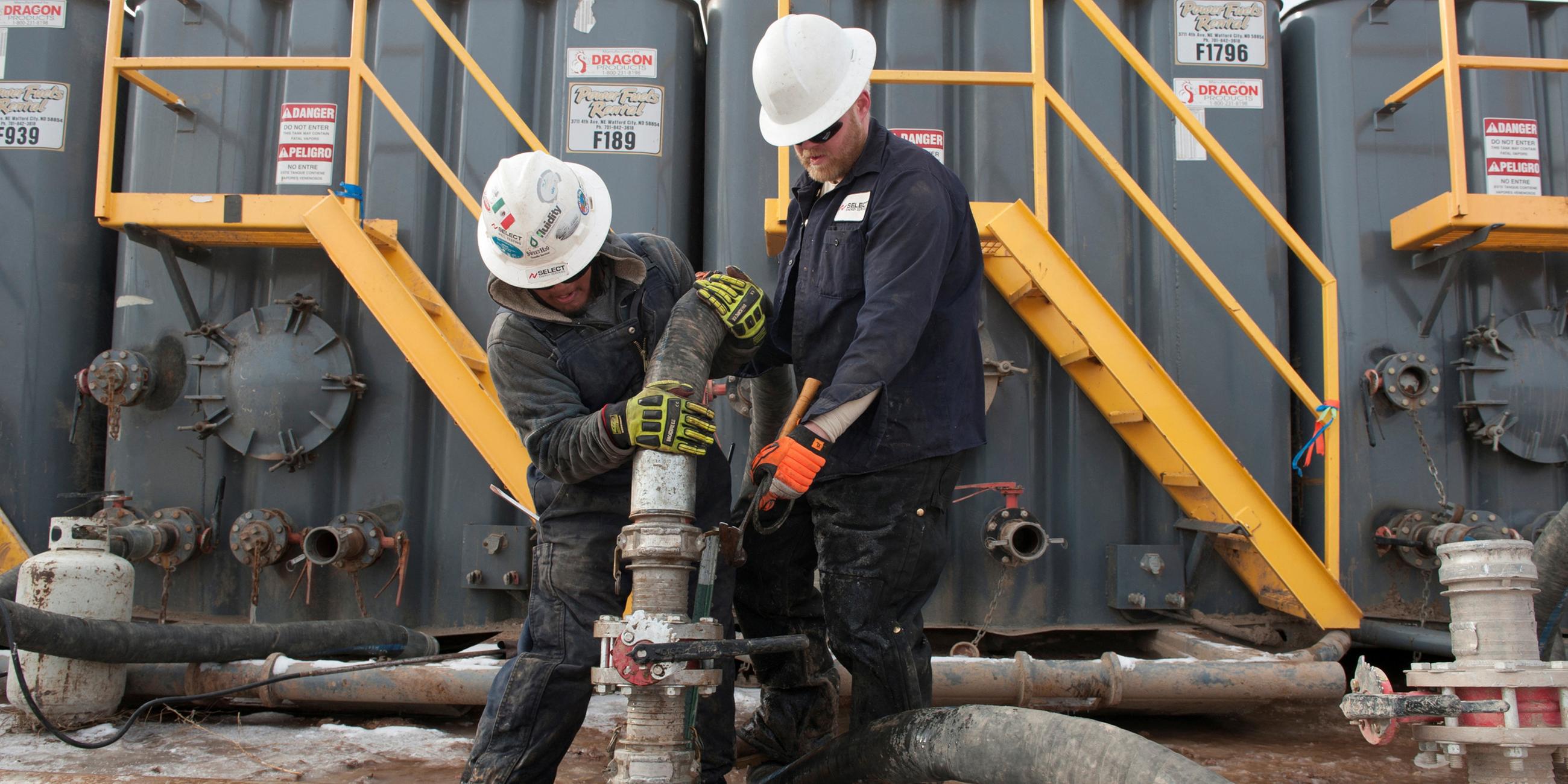 Arbeiter an einem Fracking-Standort in North Dakota