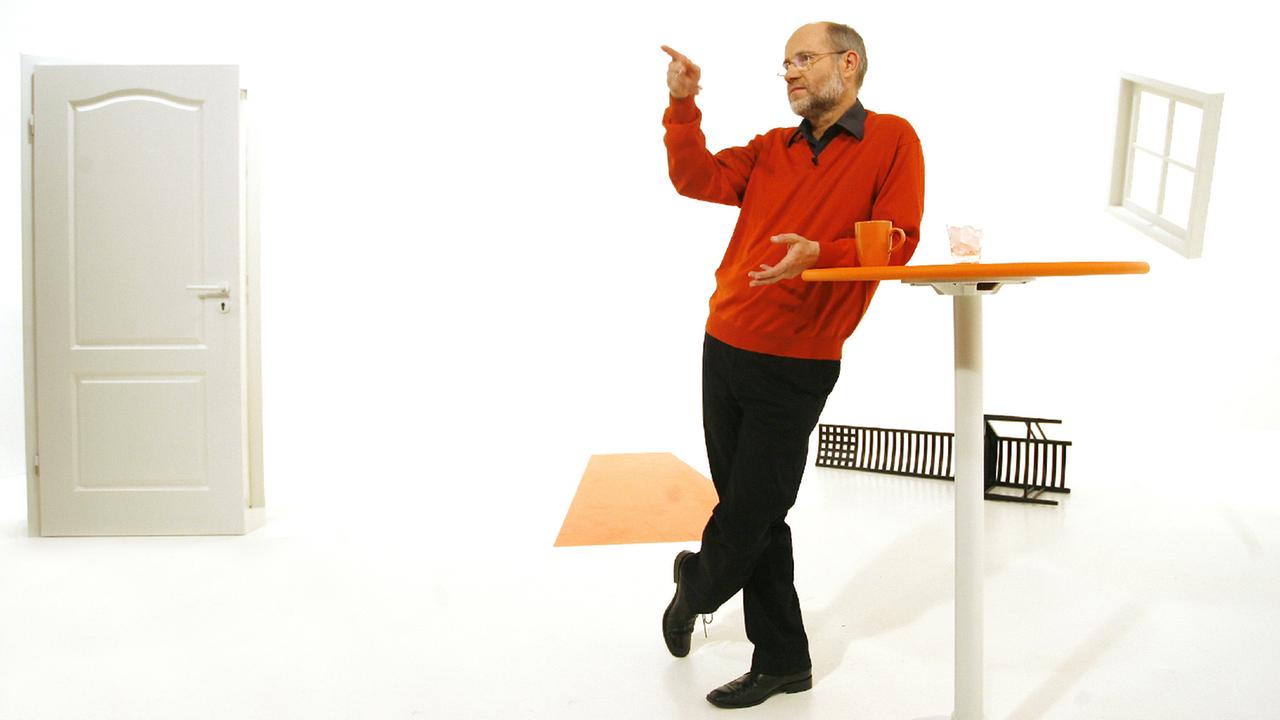 Harald Lesch lehnt an Stehtisch im Studio