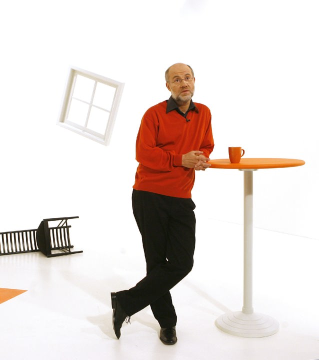 Harald Lesch lehnt an Stehtisch im Studio
