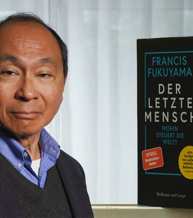 Das Porträtfoto eines älteren japanischen Mannes wurde neben ein Buch mit dem Titel Der letzte Mensch montiert.
