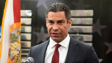 Francis Suárez en rueda de prensa frente a un micrófono.