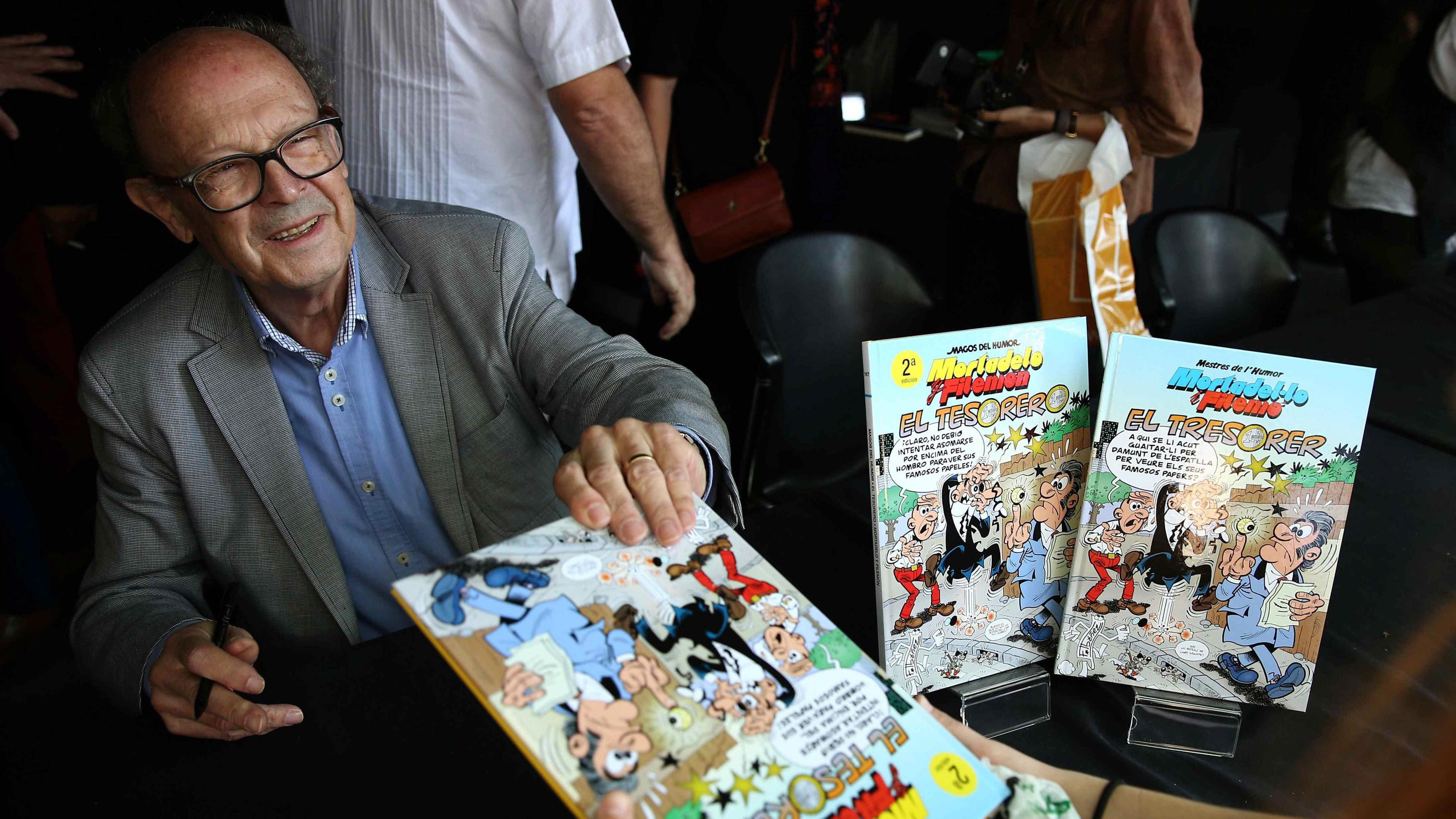 Der spanische Comic-Zeichner  Francisco Ibáñez signiert Comic-Bücher