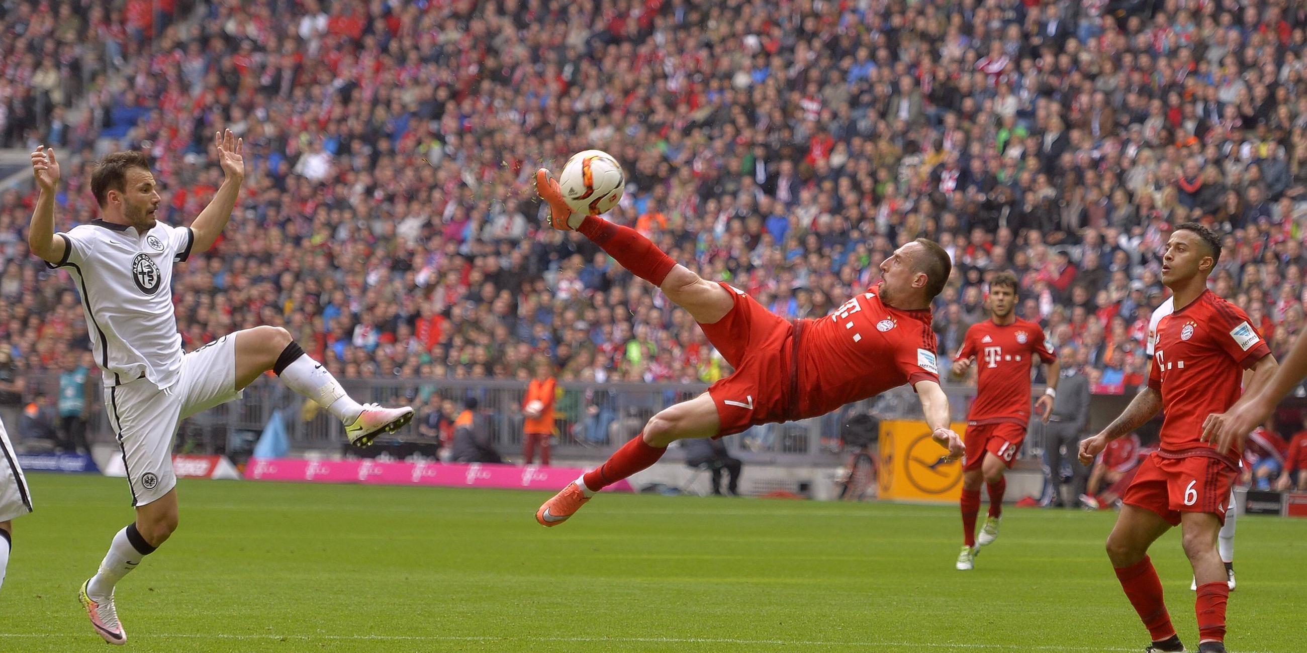 Franck Ribéry schießt ein beeindruckendes Fallrückzieher-Tor gegen Eintracht Frankfurt
