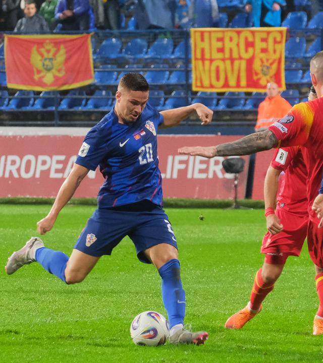 Der Kroate Franjo Ivanović (links) schießt den Ball während des Qualifikationsspiels zwischen Montenegro und Kroatien.