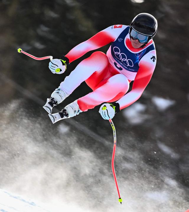 Der schweizer Skirennfahrer Franjo von Allmen fährt bei den Olympischen Winterspielen in Bormio den Berg hinab