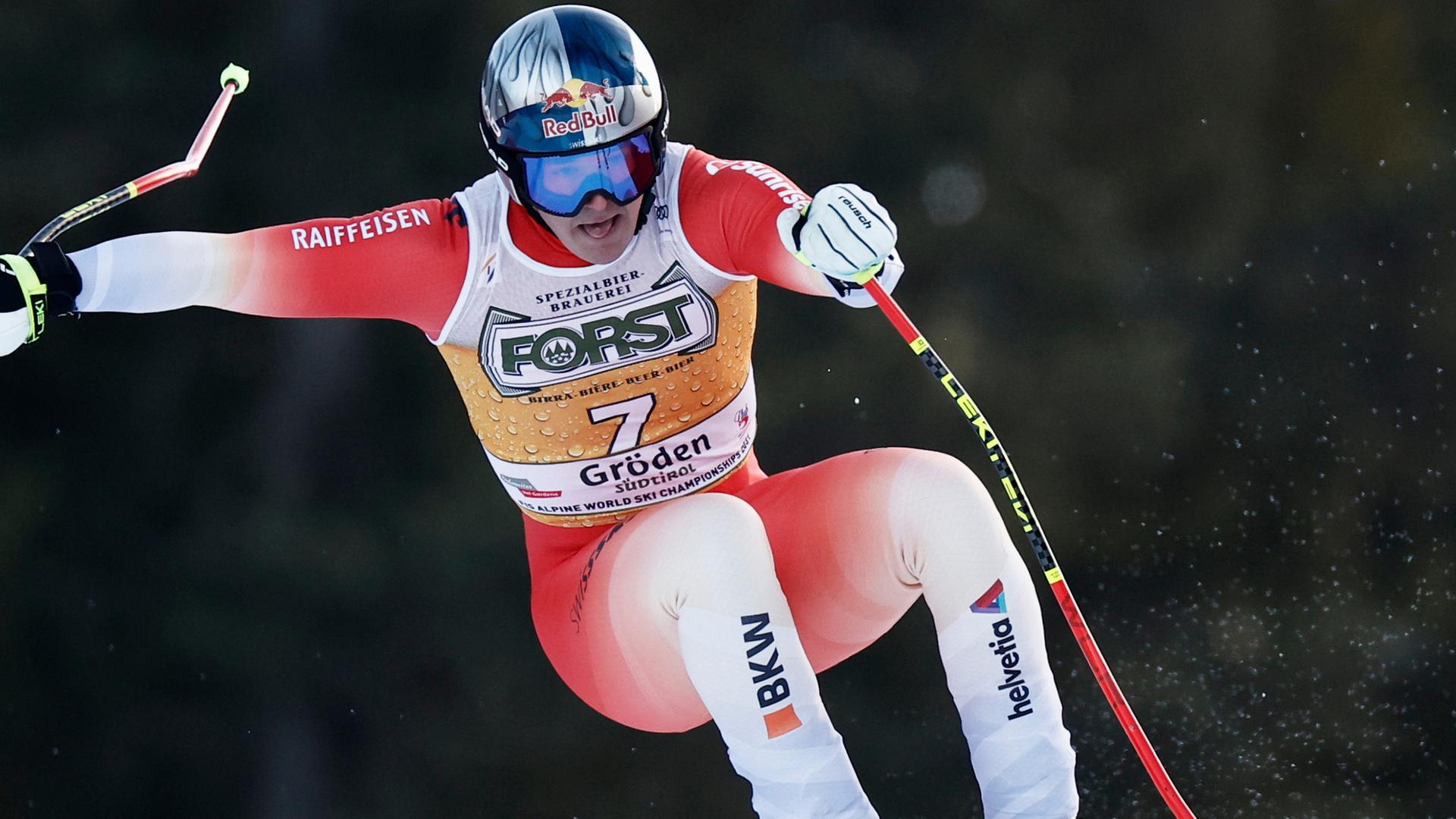 Der Schweizer Franjo von Allmen rast beim Weltcup-Abfahrtsrennen der Männer in Val Gardena, Italien, die Piste hinunter.