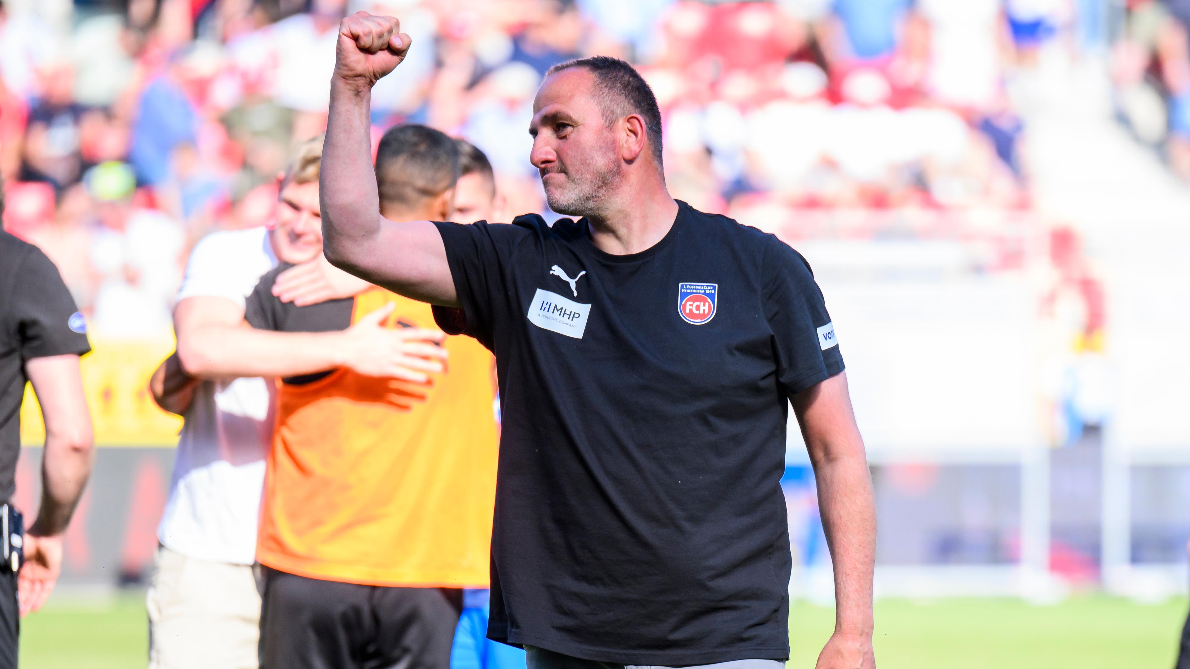 Heidenheim-Trainer Frank Schmidt jubelt nach dem Spiel über den Aufstieg in die 2. Bundesliga.