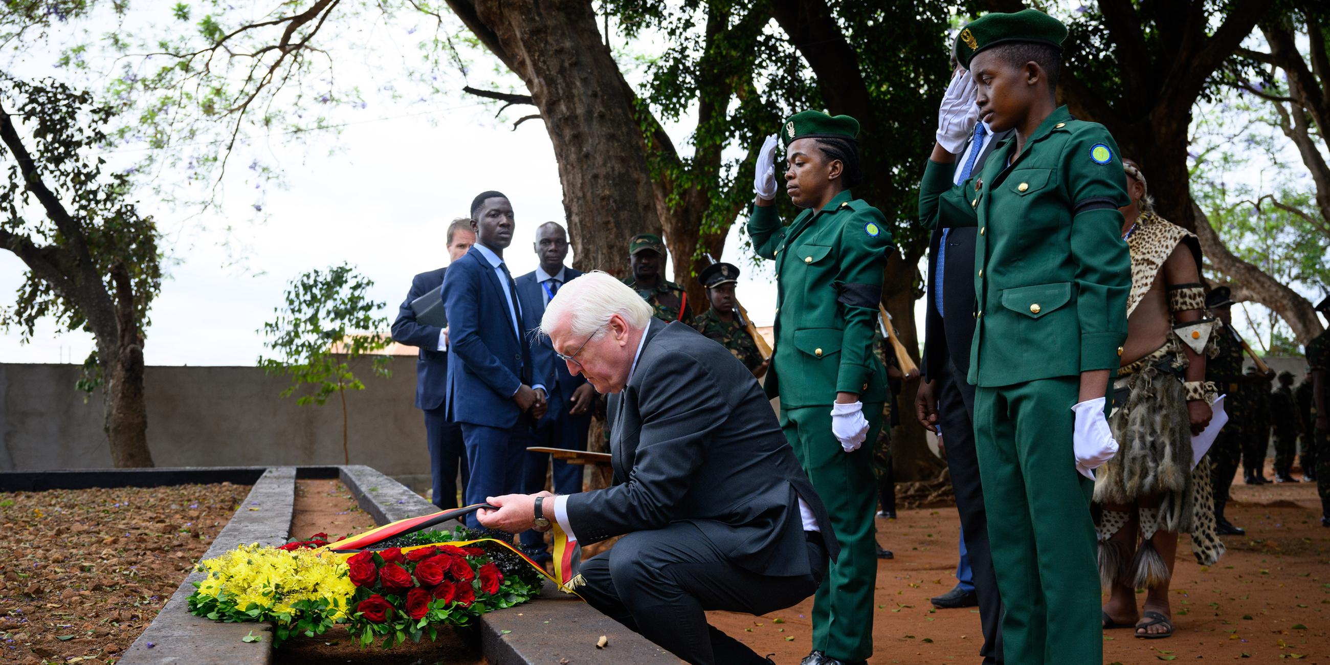Bundespräsident Frank-Walter Steinmeier legt am 01.11.2023 am Denkmal der Helden des Maji-Maji-Krieges im Memorial Park von Songea einen Kranz nieder.