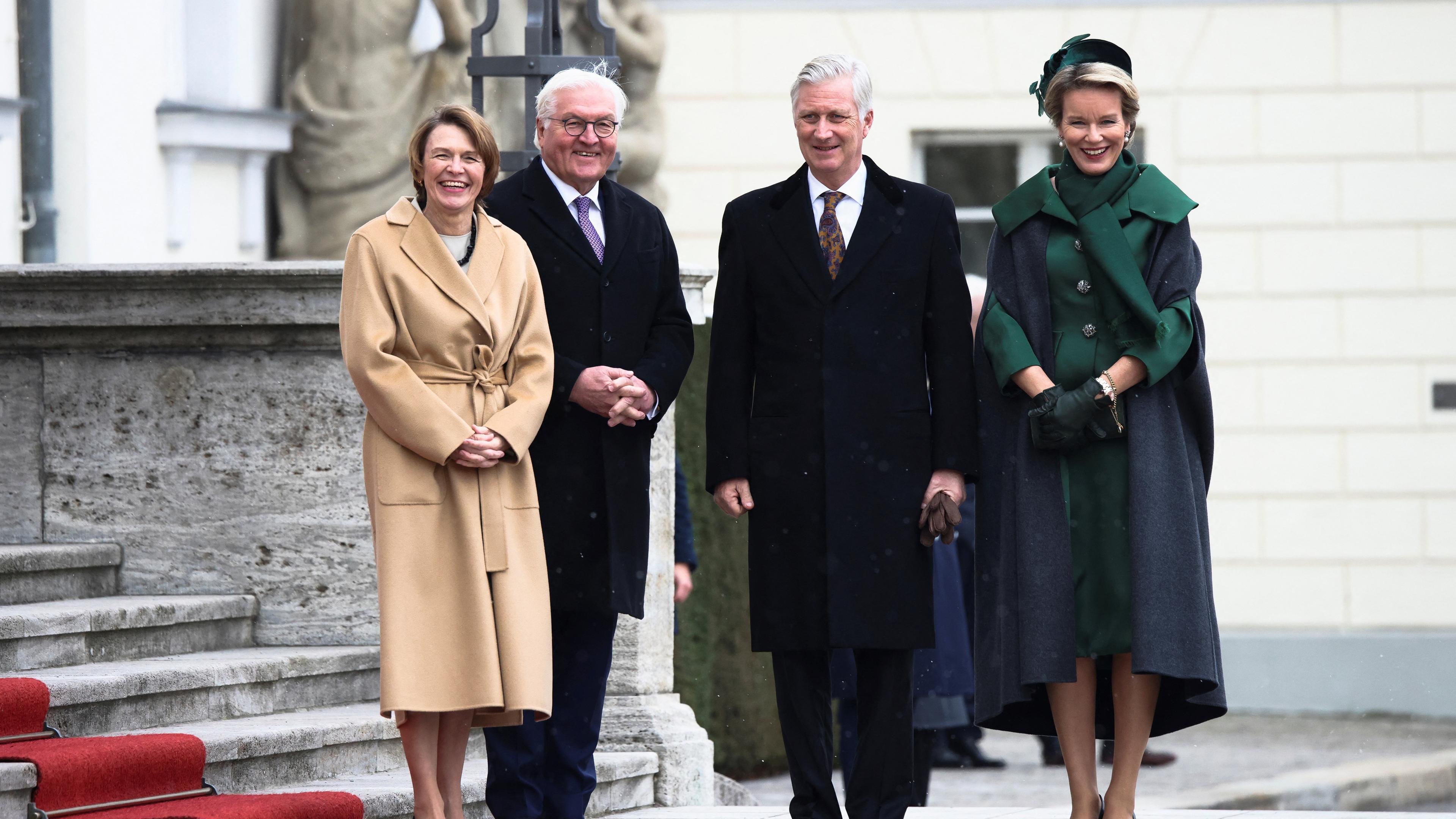 Bundespräsident Frank Walter Steinmeier und seine Frau Elke Budenbender posieren für ein Foto mit Belgiens König Philippe und Königin Mathilde in Berlin, 05.12.2023. 