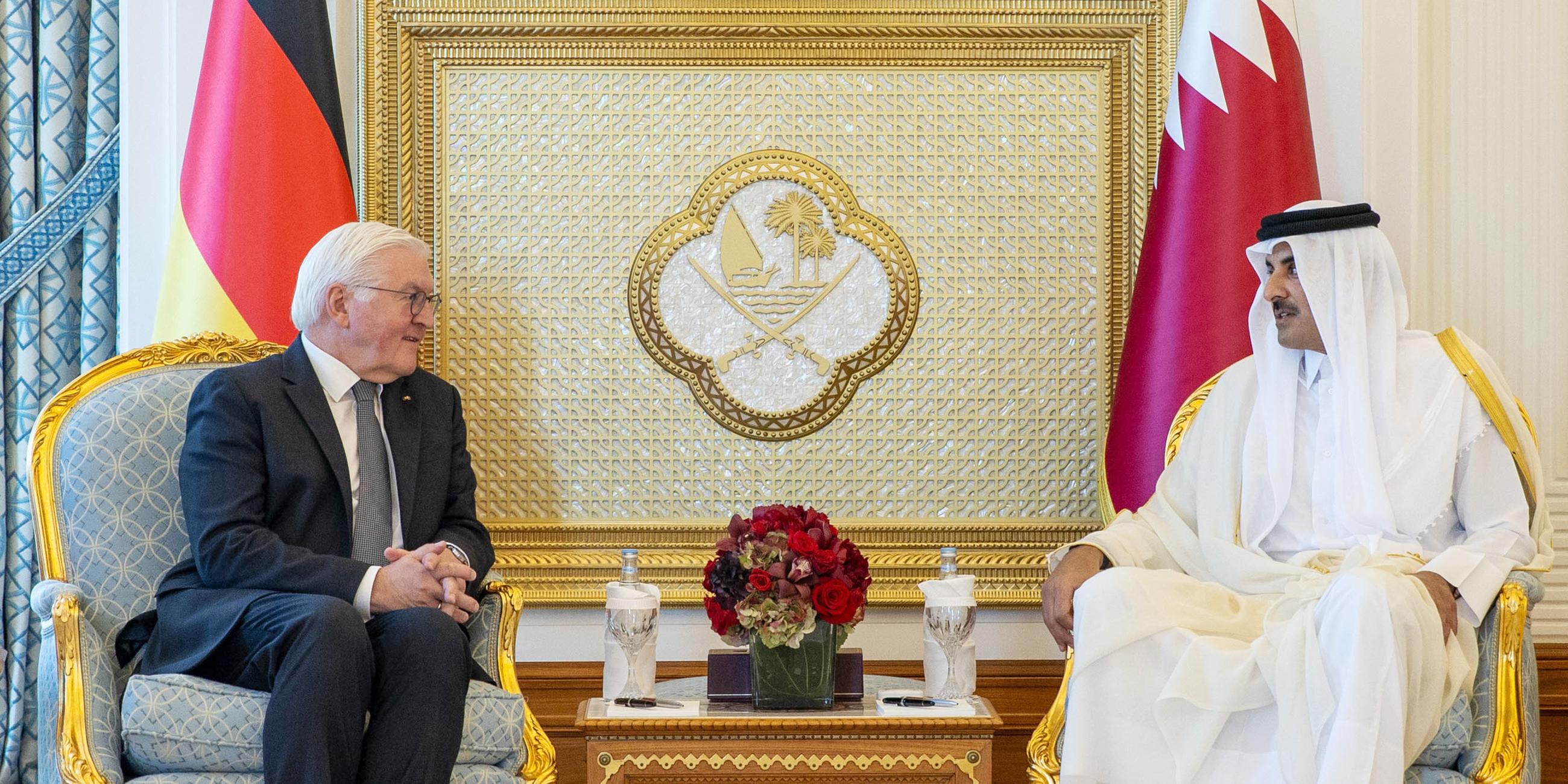 Emir Sheikh Tamim bin Hamad al-Thani (R)  und Frank-Walter Steinmeier in Doha, aufgenommen am 29.11.2023
